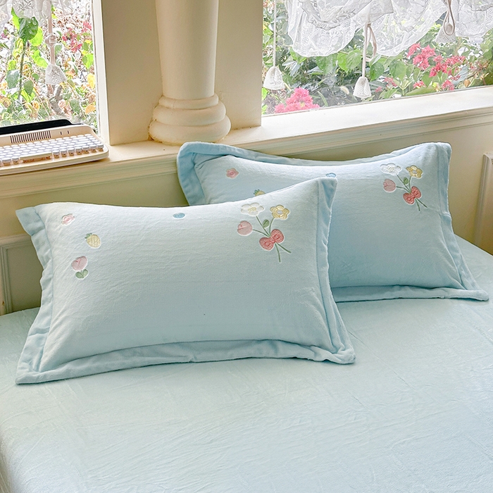 91家纺网 家纺一手货源 找家纺 金绣美居 2025新款牛奶绒毛绒贴布绣花保暖四件套-森系小兔 森系小兔-蓝色