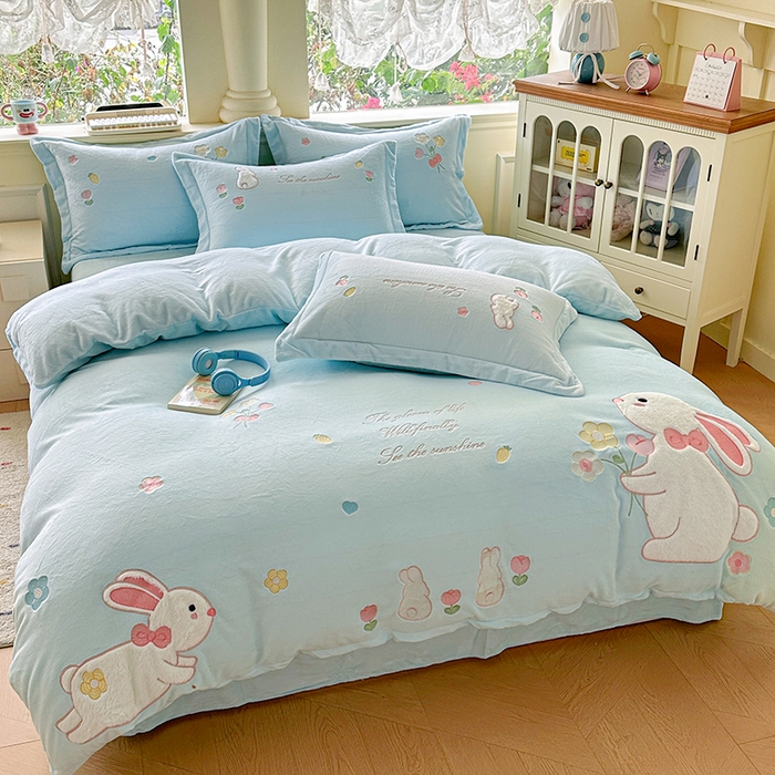 91家纺网 家纺一手货源 找家纺 金绣美居 2025新款牛奶绒毛绒贴布绣花保暖四件套-森系小兔 森系小兔-蓝色