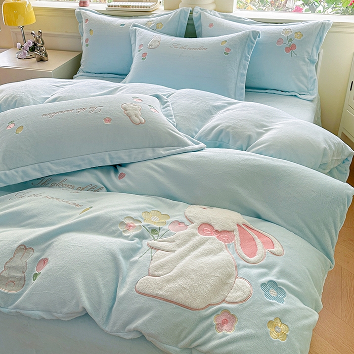 91家纺网 家纺一手货源 找家纺 金绣美居 2025新款牛奶绒毛绒贴布绣花保暖四件套-森系小兔 森系小兔-蓝色