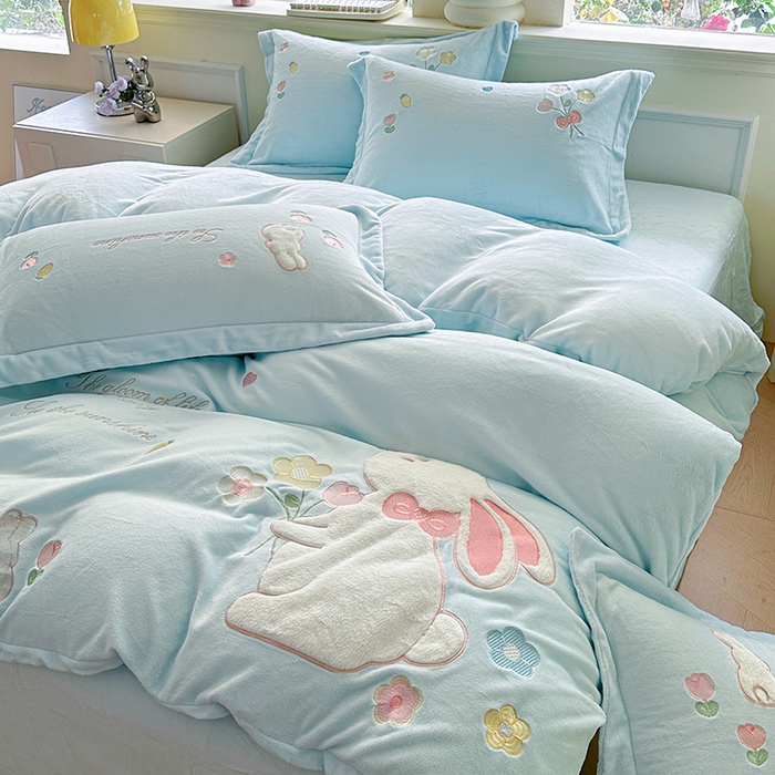 91家纺网 家纺一手货源 找家纺 金绣美居 2025新款牛奶绒毛绒贴布绣花保暖四件套-森系小兔 森系小兔-蓝色