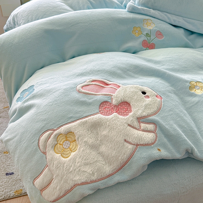 91家纺网 家纺一手货源 找家纺 金绣美居 2025新款牛奶绒毛绒贴布绣花保暖四件套-森系小兔 森系小兔-蓝色