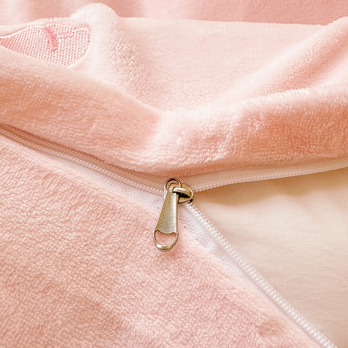 91家纺网 家纺一手货源 找家纺 金绣美居 2025新款牛奶绒毛绒贴布绣花保暖四件套-森系小兔 森系小兔-粉色