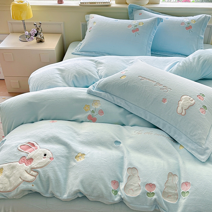 91家纺网 家纺一手货源 找家纺 金绣美居 2025新款牛奶绒毛绒贴布绣花保暖四件套-森系小兔 森系小兔-蓝色