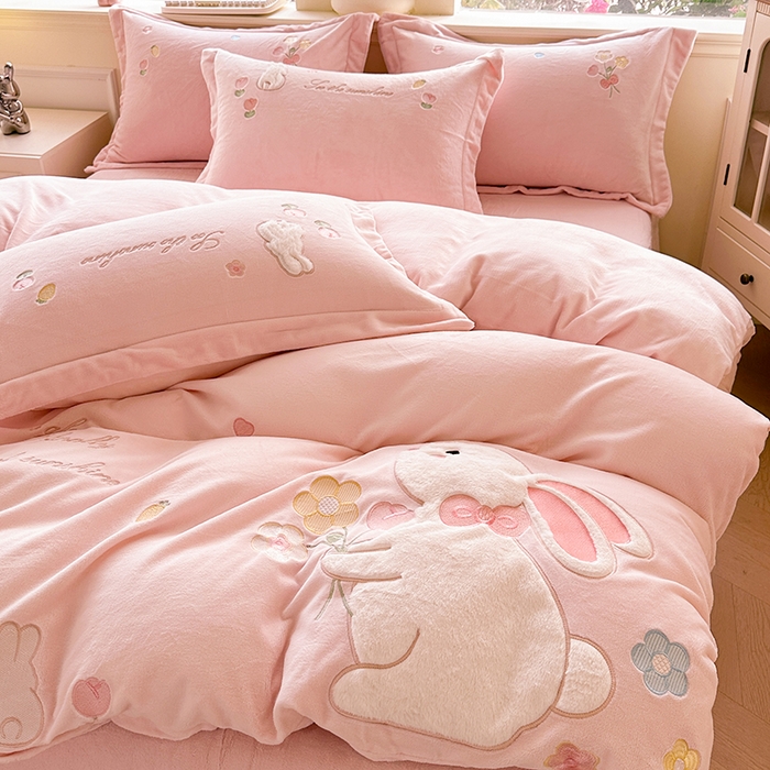 91家纺网 家纺一手货源 找家纺 金绣美居 2025新款牛奶绒毛绒贴布绣花保暖四件套-森系小兔 森系小兔-粉色