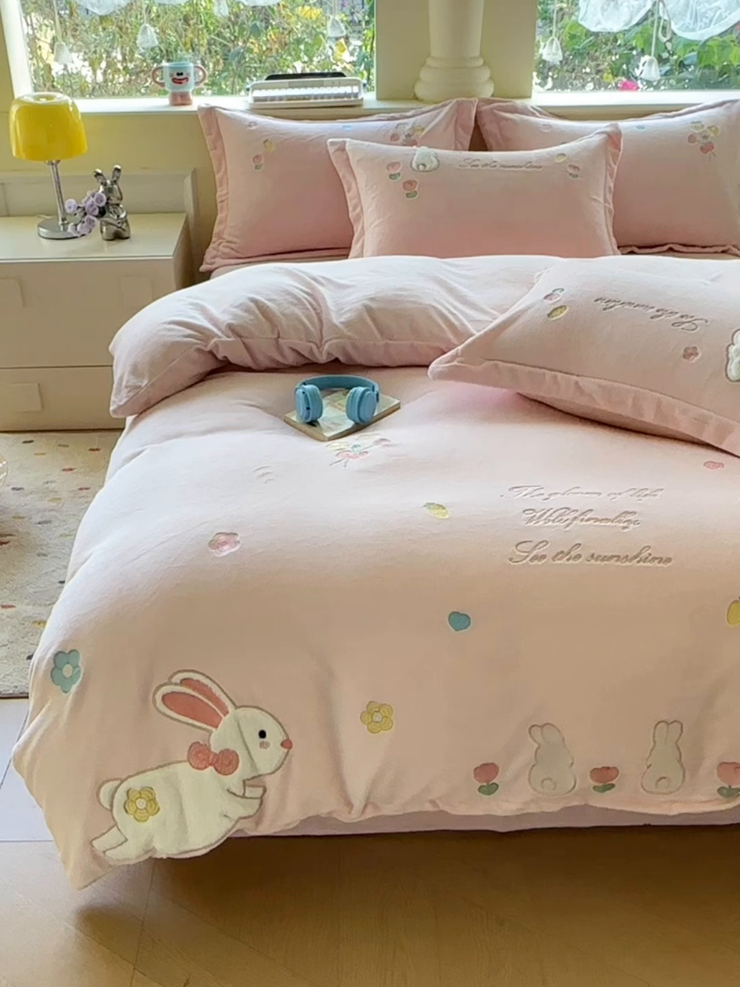 91家纺网 家纺一手货源 找家纺 金绣美居 2025新款牛奶绒毛绒贴布绣花保暖四件套-森系小兔 森系小兔-粉色