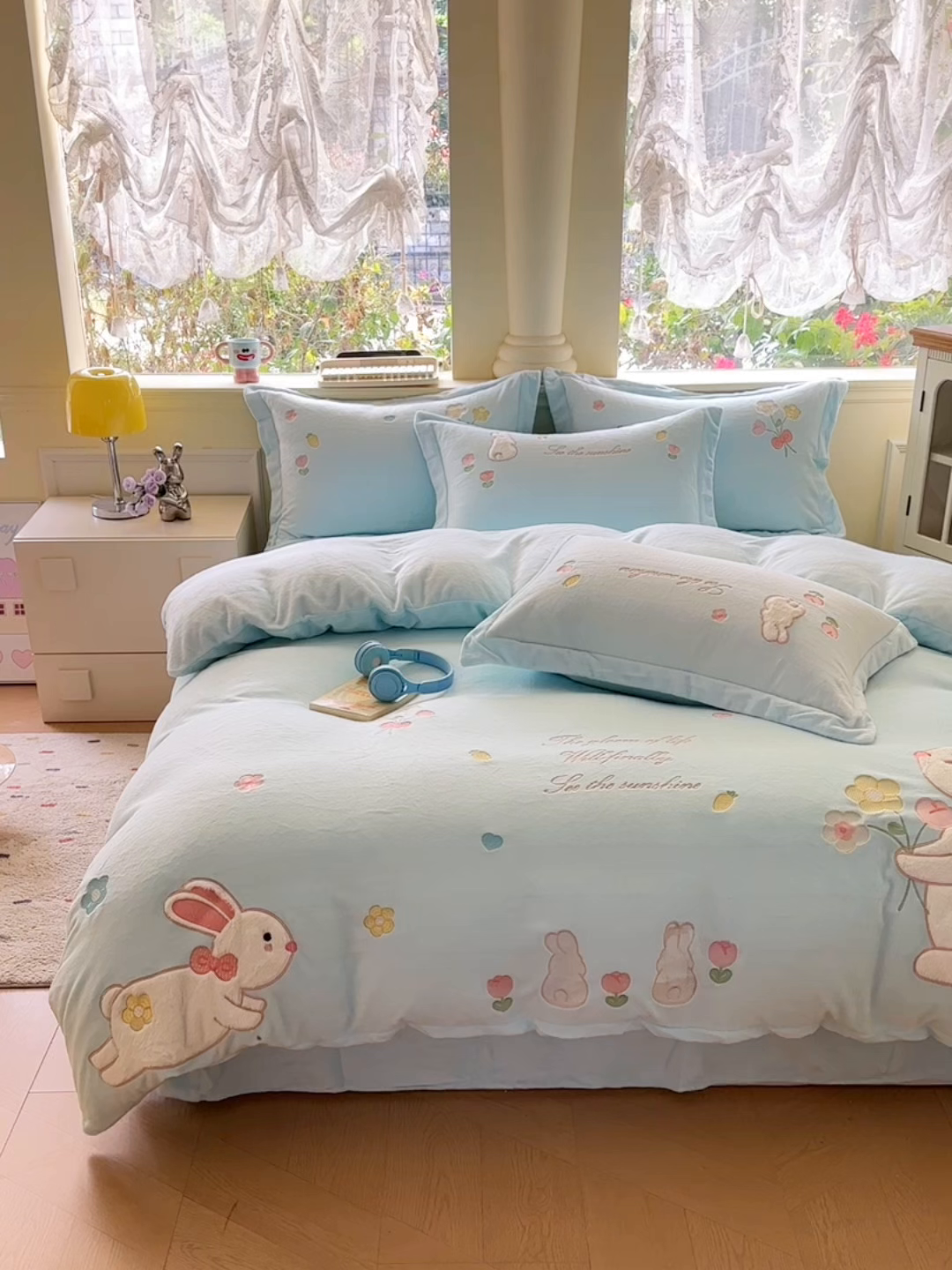 91家纺网 家纺一手货源 找家纺 金绣美居 2025新款牛奶绒毛绒贴布绣花保暖四件套-森系小兔 森系小兔-蓝色