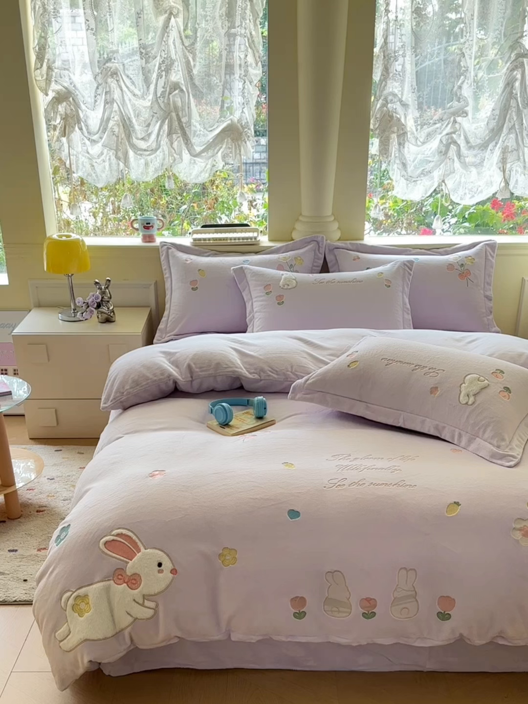 91家纺网 家纺一手货源 找家纺 金绣美居 2025新款牛奶绒毛绒贴布绣花保暖四件套-森系小兔 森系小兔-紫色