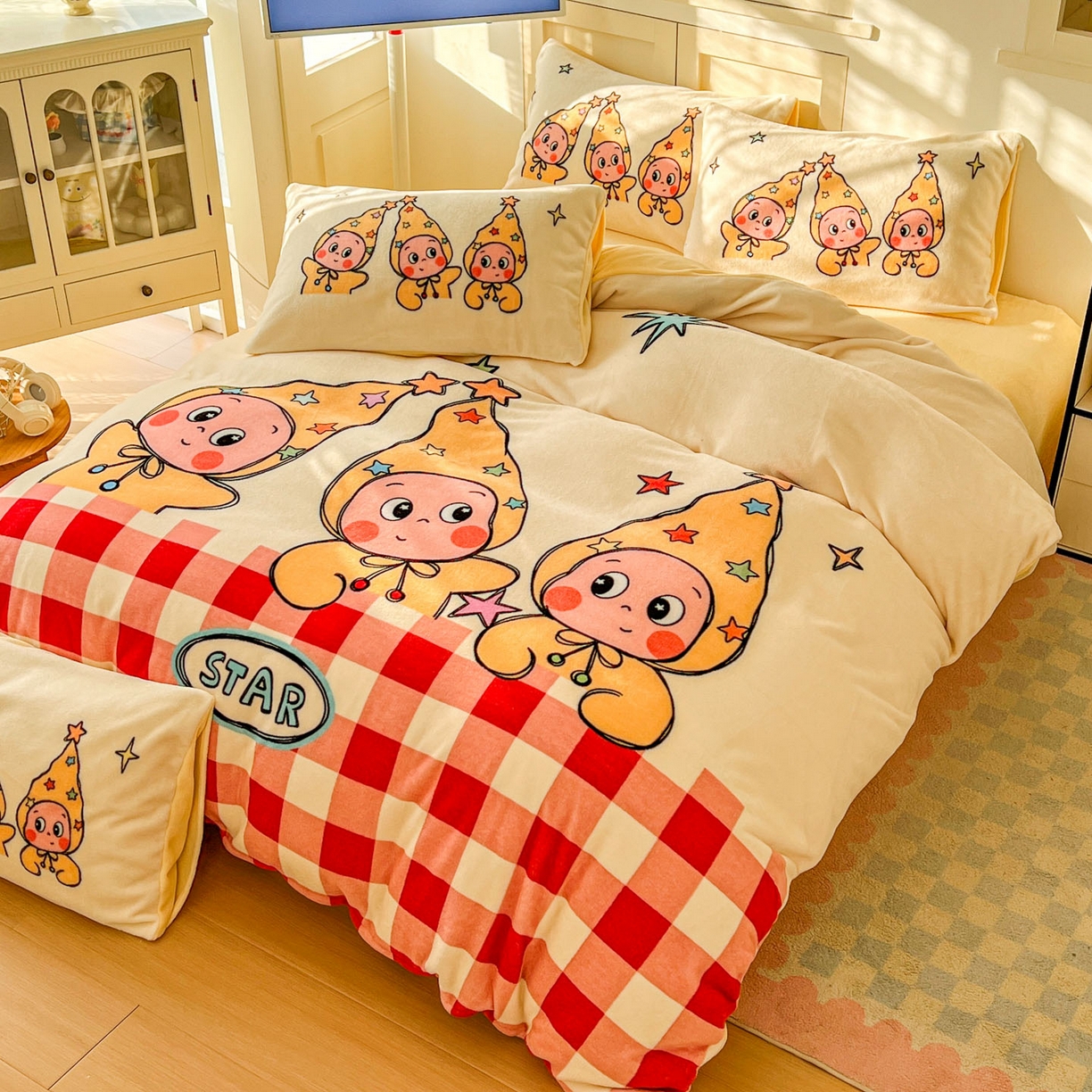 91家纺网 家纺一手货源 找家纺 （总）浩诚 2025新款高克重牛奶绒大版卡通四件套系列