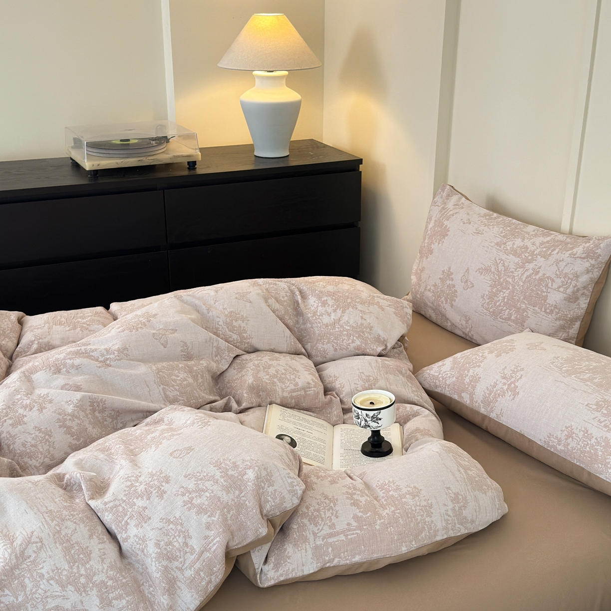 91家纺网 家纺一手货源 找家纺 小叮当家纺仓储工厂店 (买家秀 爆款花型 不断货)2025新款A类全棉纯棉加厚磨毛双层纱色织提花四件套 蝶舞驼