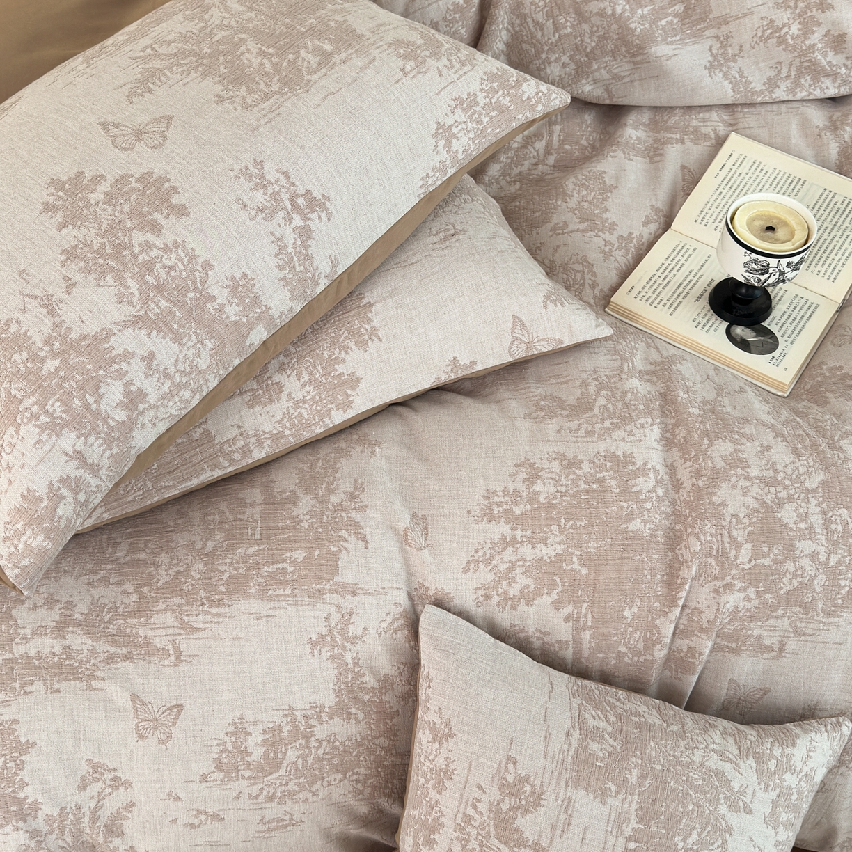 91家纺网 家纺一手货源 找家纺 小叮当家纺仓储工厂店 (买家秀 爆款花型 不断货)2025新款A类全棉纯棉加厚磨毛双层纱色织提花四件套 蝶舞驼