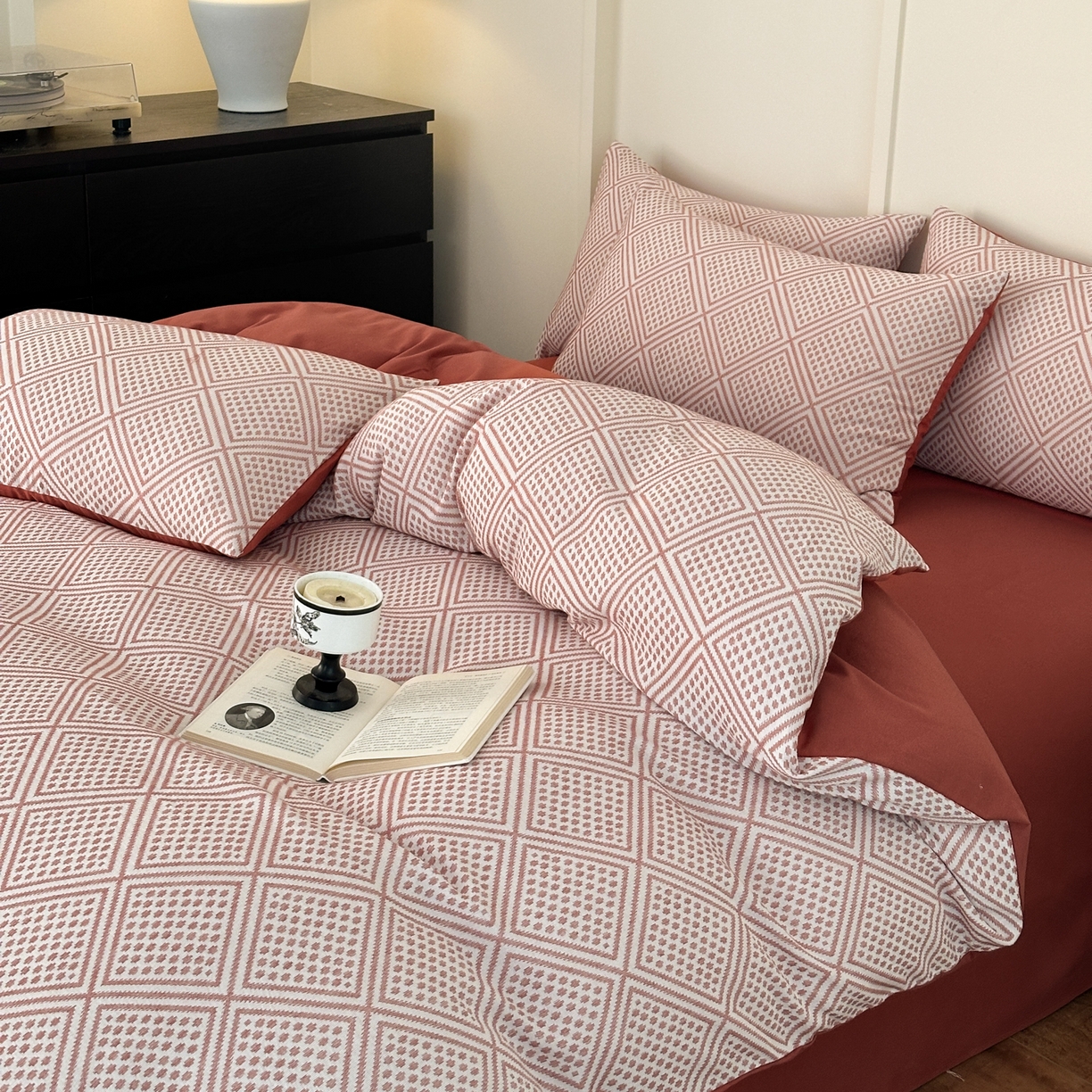 91家纺网 家纺一手货源 找家纺 小叮当家纺仓储工厂店 (买家秀 爆款花型 不断货)2025新款A类全棉纯棉加厚磨毛双层纱色织提花四件套 格心桔咖