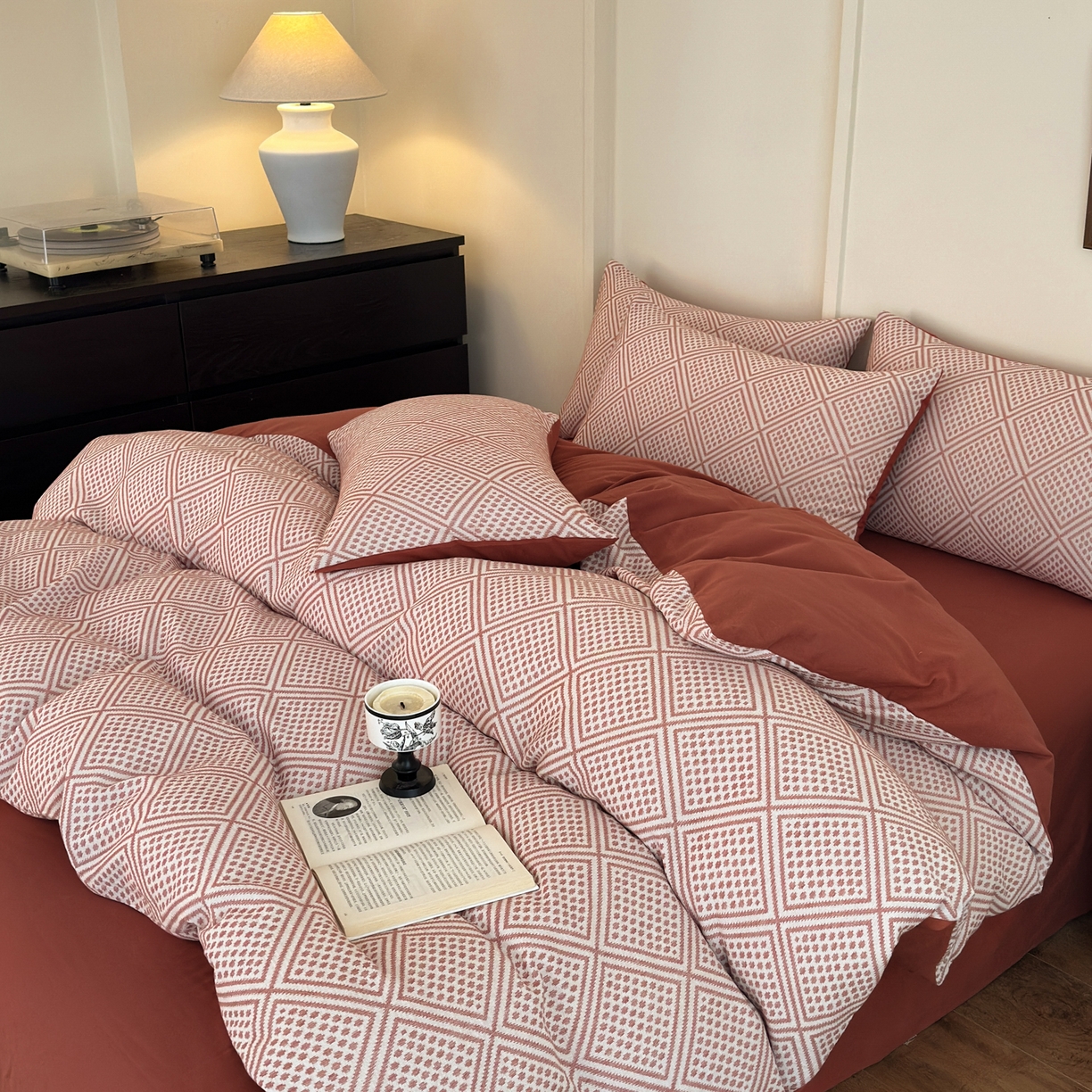 91家纺网 家纺一手货源 找家纺 小叮当家纺仓储工厂店 (买家秀 爆款花型 不断货)2025新款A类全棉纯棉加厚磨毛双层纱色织提花四件套 格心桔咖