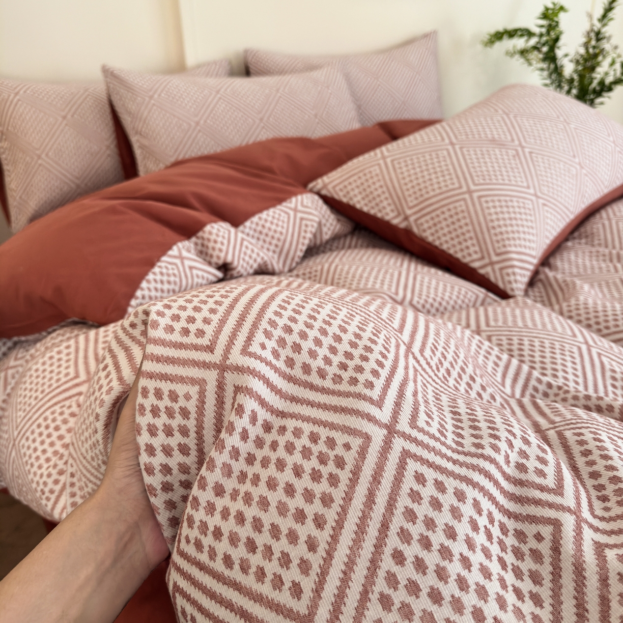 91家纺网 家纺一手货源 找家纺 小叮当家纺仓储工厂店 (买家秀 爆款花型 不断货)2025新款A类全棉纯棉加厚磨毛双层纱色织提花四件套 格心桔咖