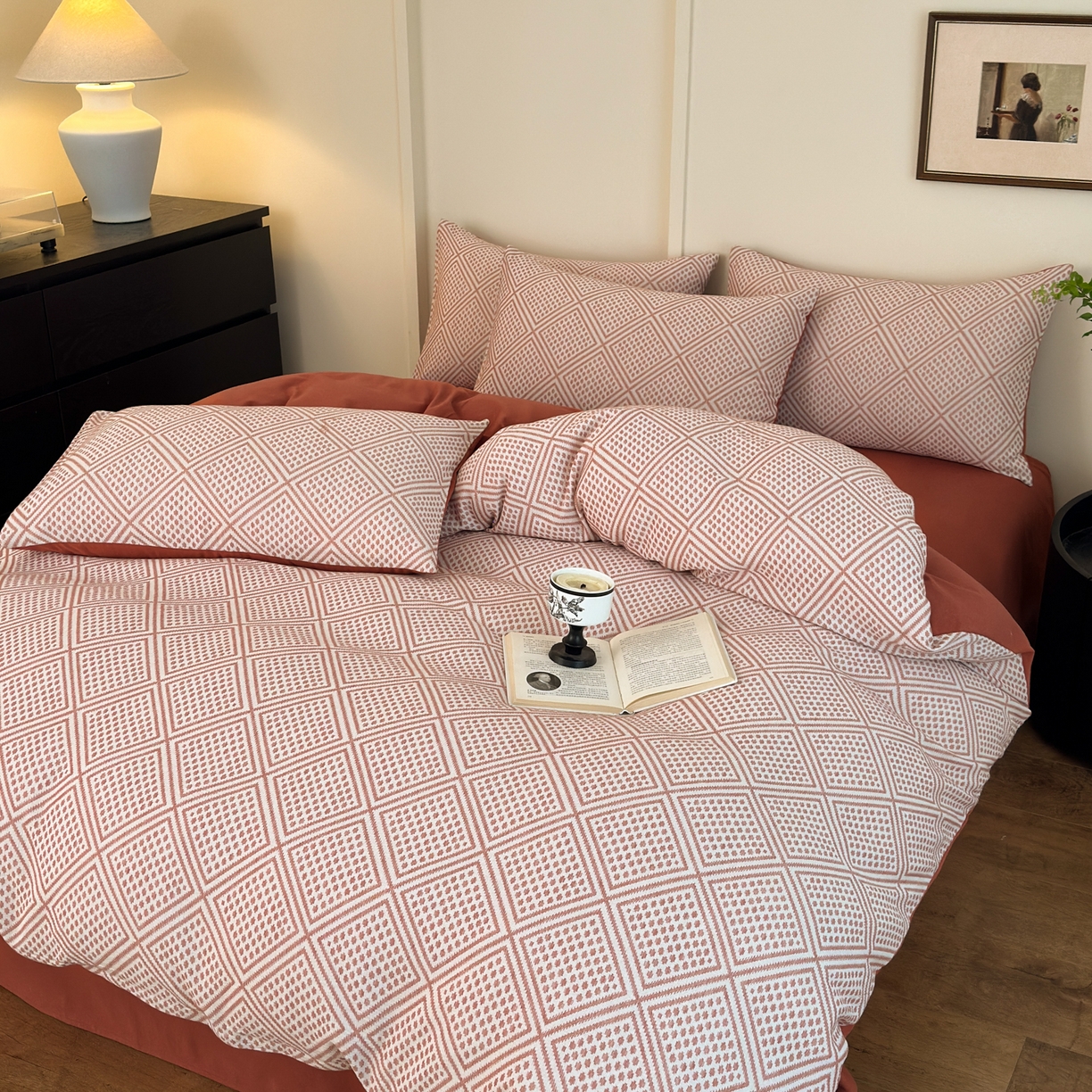 91家纺网 家纺一手货源 找家纺 小叮当家纺仓储工厂店 (买家秀 爆款花型 不断货)2025新款A类全棉纯棉加厚磨毛双层纱色织提花四件套 格心桔咖