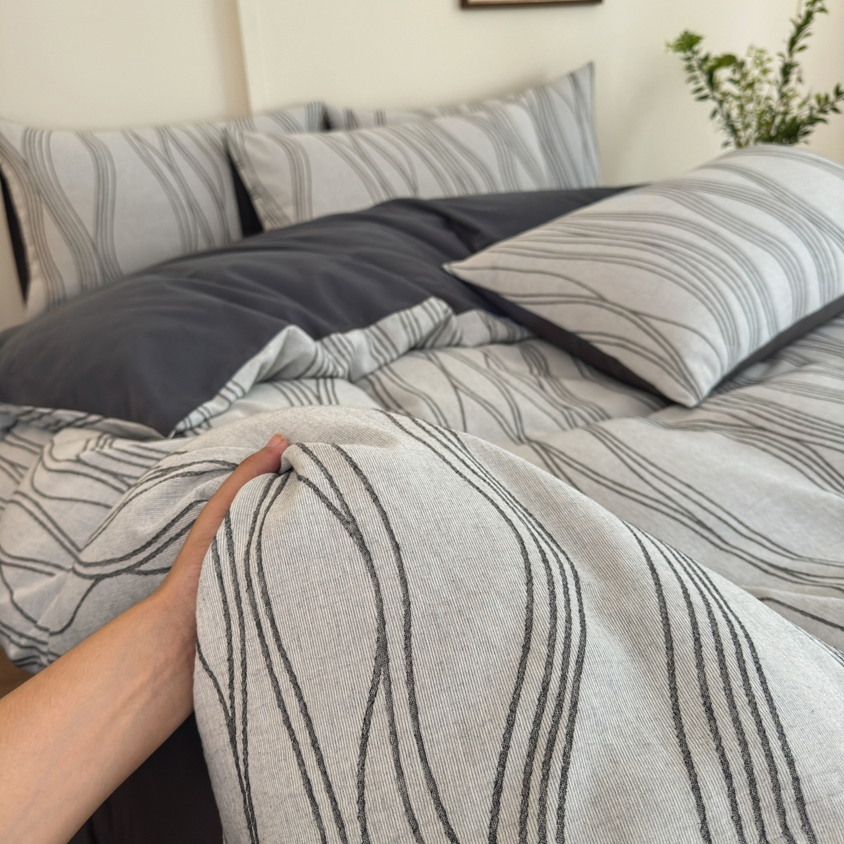 91家纺网 家纺一手货源 找家纺 小叮当家纺仓储工厂店 (买家秀 爆款花型 不断货)2025新款A类全棉纯棉加厚磨毛双层纱色织提花四件套 流年灰