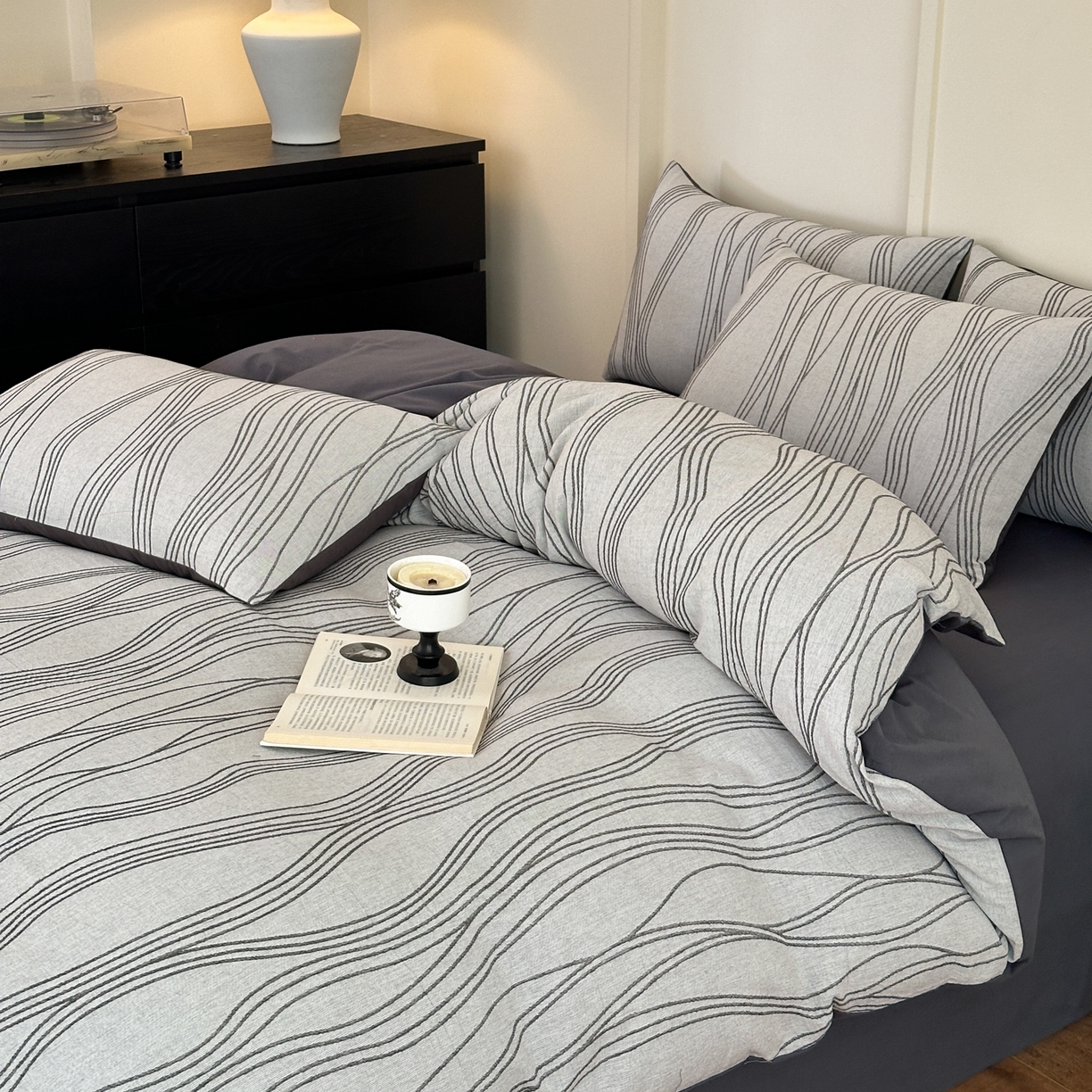 91家纺网 家纺一手货源 找家纺 小叮当家纺仓储工厂店 (买家秀 爆款花型 不断货)2025新款A类全棉纯棉加厚磨毛双层纱色织提花四件套 流年灰