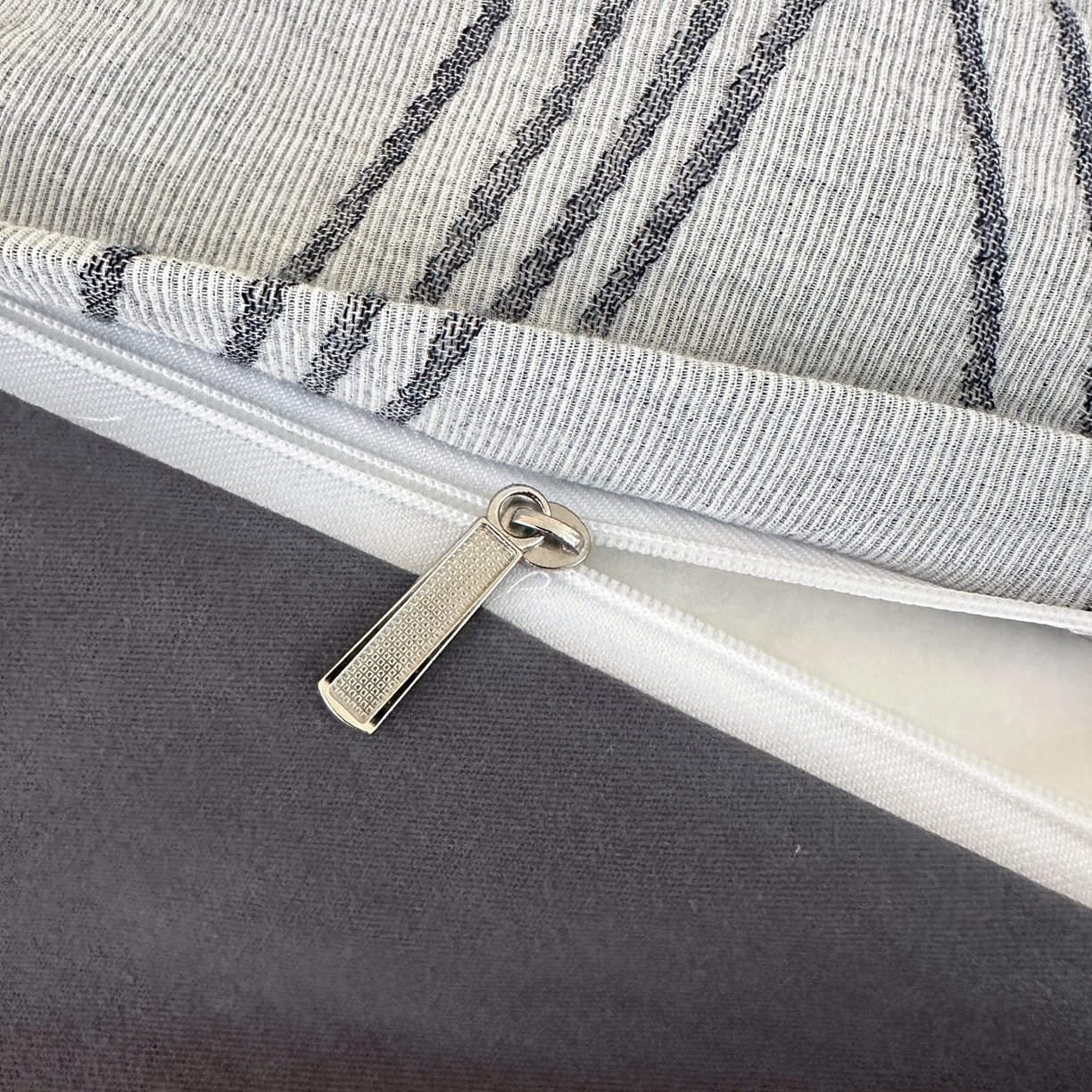 91家纺网 家纺一手货源 找家纺 小叮当家纺仓储工厂店 (买家秀 爆款花型 不断货)2025新款A类全棉纯棉加厚磨毛双层纱色织提花四件套 流年灰