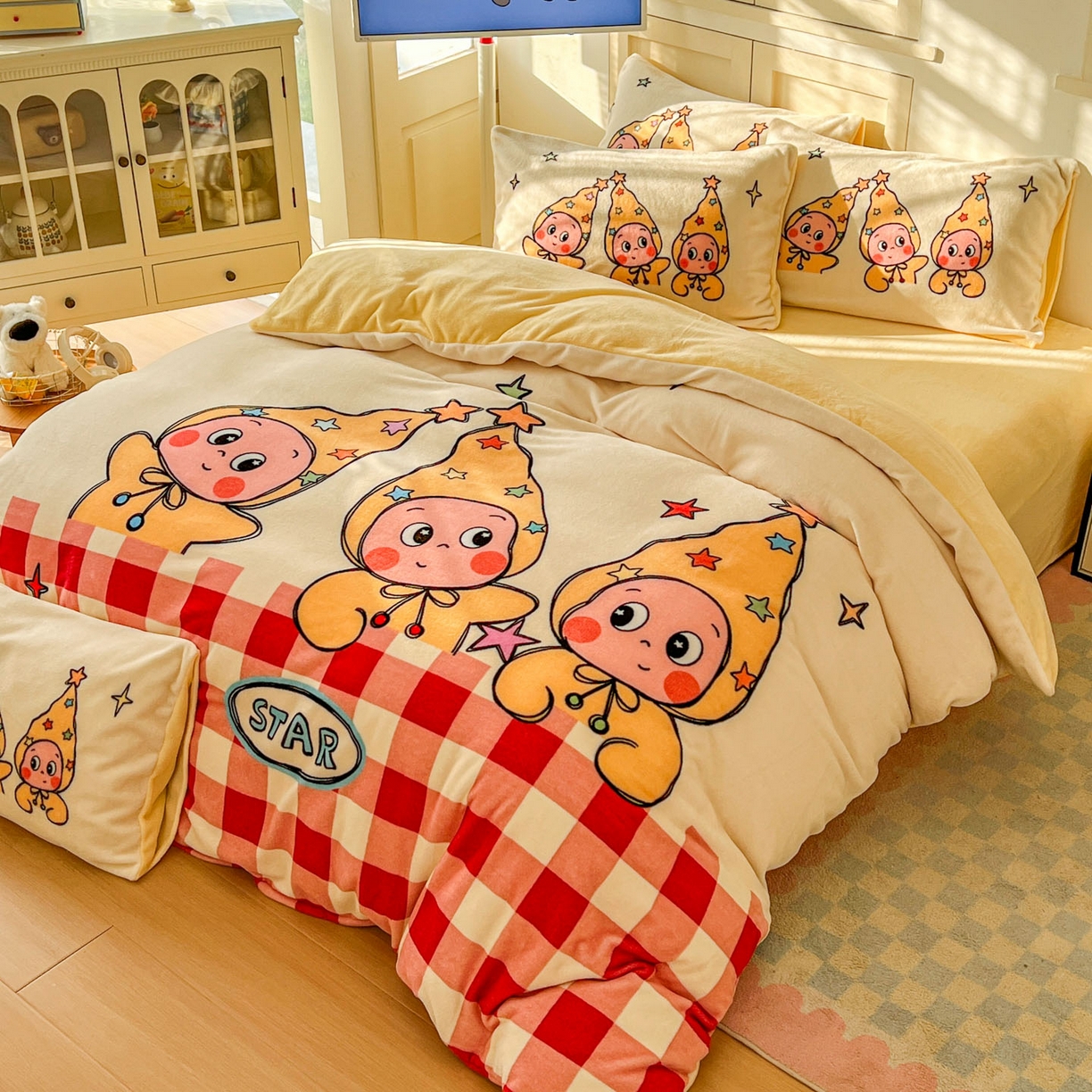 91家纺网 家纺一手货源 找家纺 浩诚 2025新款高克重牛奶绒大版卡通四件套系列 恋恋星河