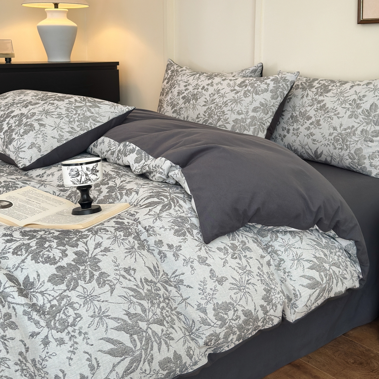 91家纺网 家纺一手货源 找家纺 小叮当家纺仓储工厂店 (买家秀 爆款花型 不断货)2025新款A类全棉纯棉加厚磨毛双层纱色织提花四件套 雪月灰