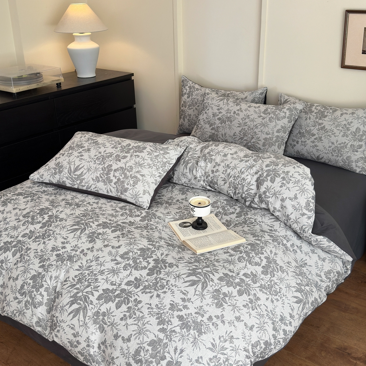 91家纺网 家纺一手货源 找家纺 小叮当家纺仓储工厂店 (买家秀 爆款花型 不断货)2025新款A类全棉纯棉加厚磨毛双层纱色织提花四件套 雪月灰