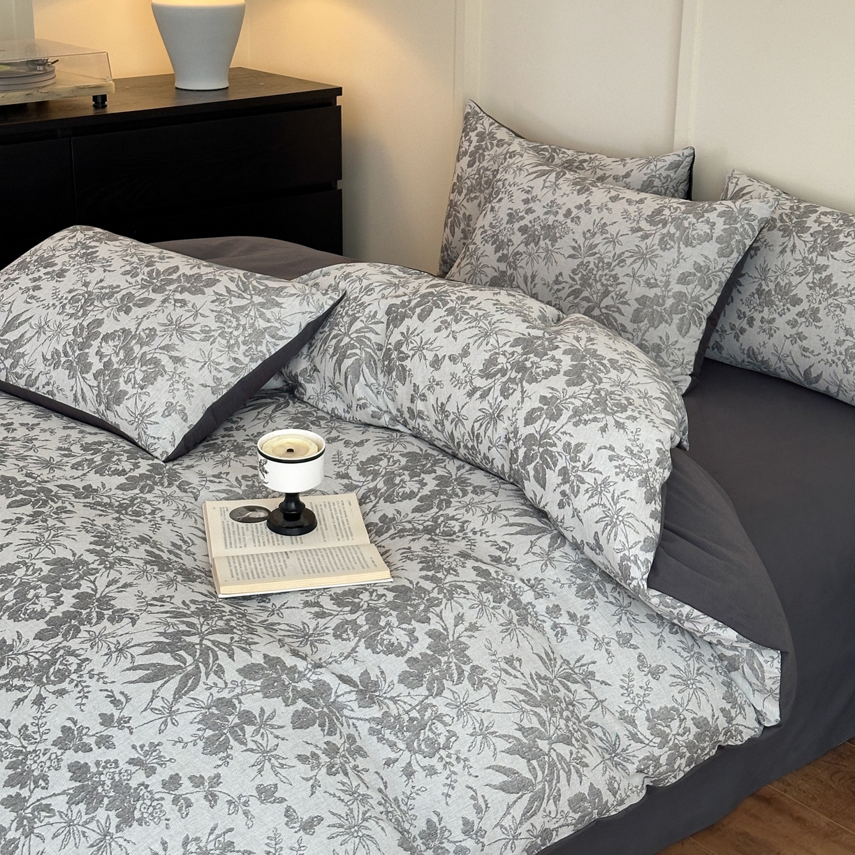 91家纺网 家纺一手货源 找家纺 小叮当家纺仓储工厂店 (买家秀 爆款花型 不断货)2025新款A类全棉纯棉加厚磨毛双层纱色织提花四件套 雪月灰