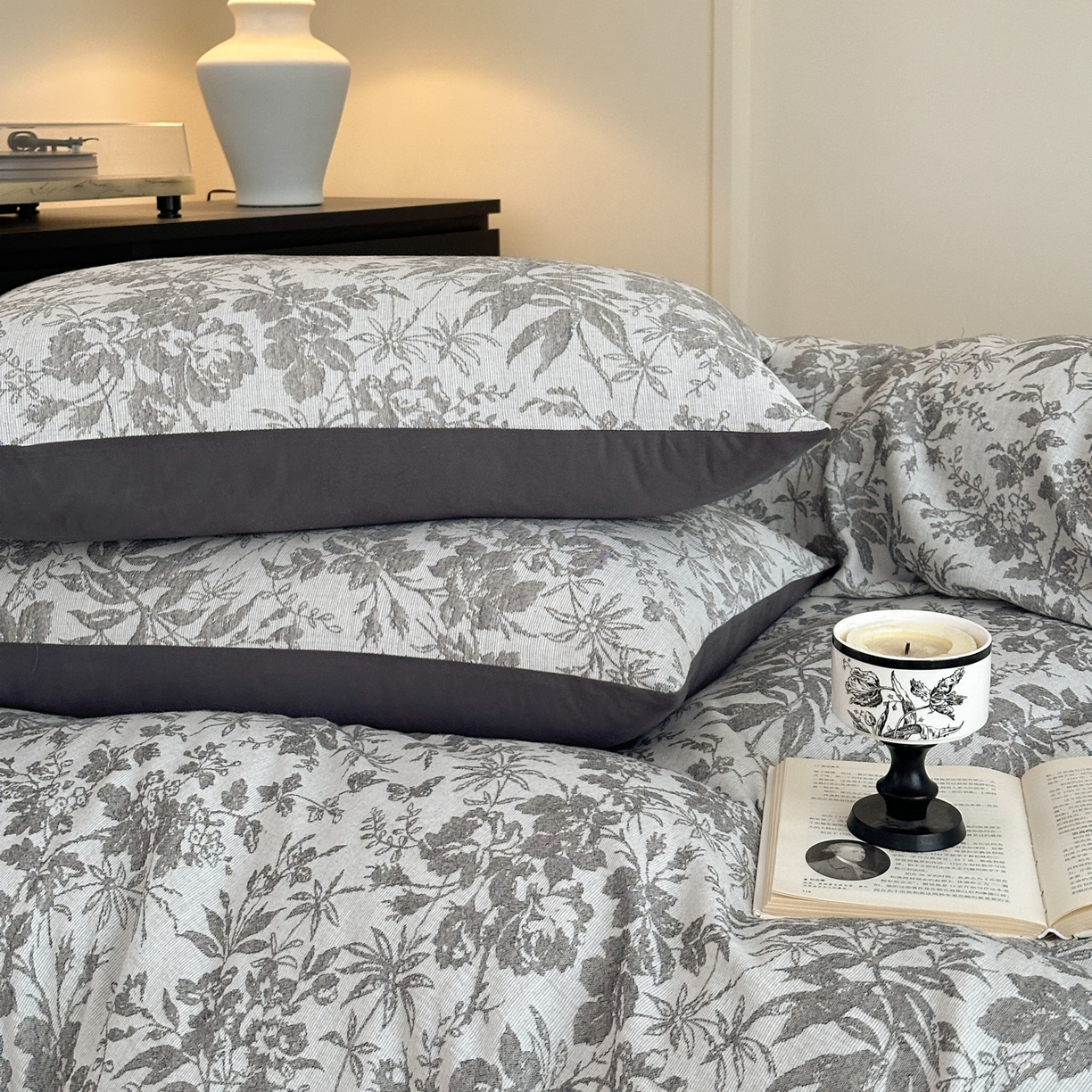 91家纺网 家纺一手货源 找家纺 小叮当家纺仓储工厂店 (买家秀 爆款花型 不断货)2025新款A类全棉纯棉加厚磨毛双层纱色织提花四件套 雪月灰