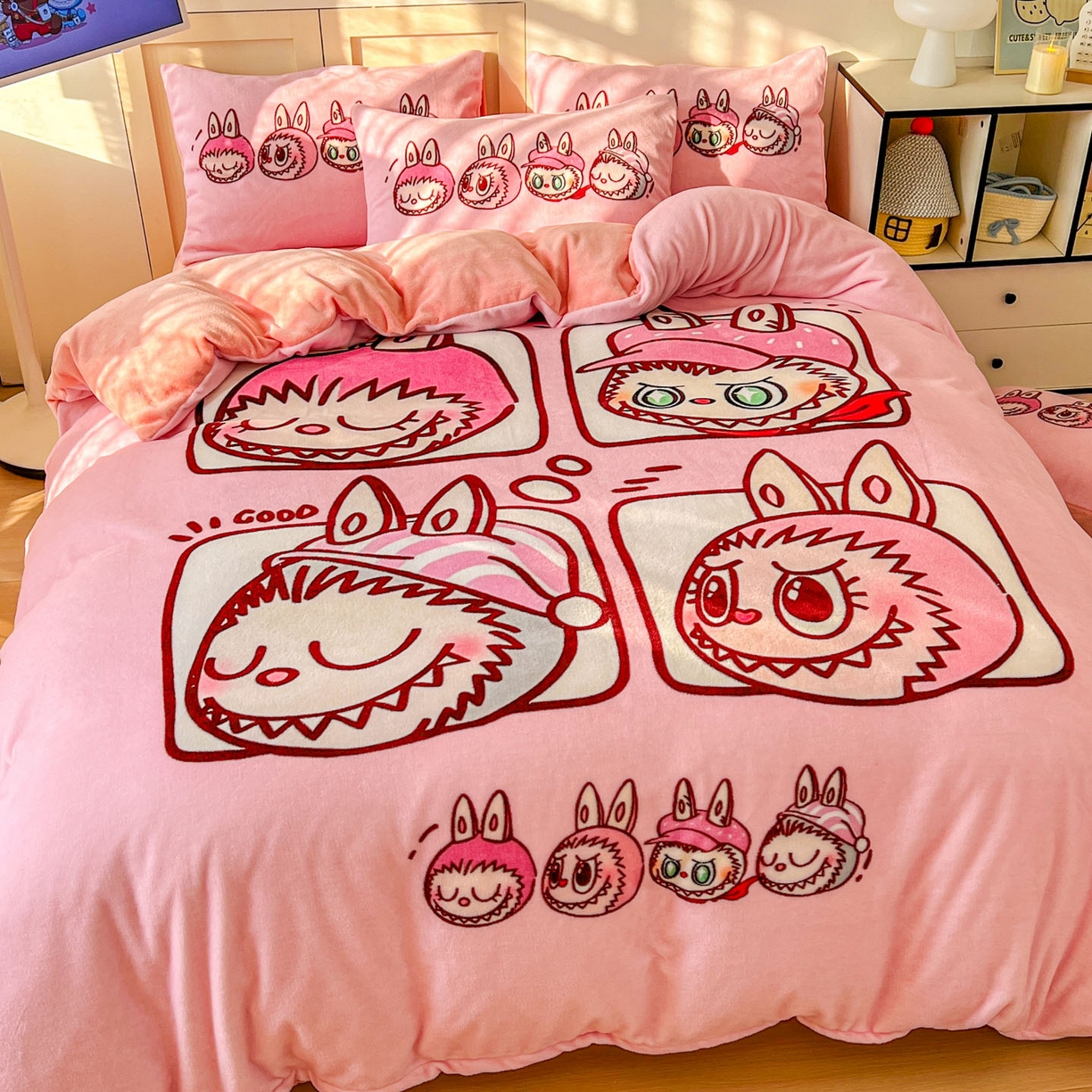 91家纺网 家纺一手货源 找家纺 浩诚 2025新款高克重牛奶绒大版卡通四件套系列 粉色布布