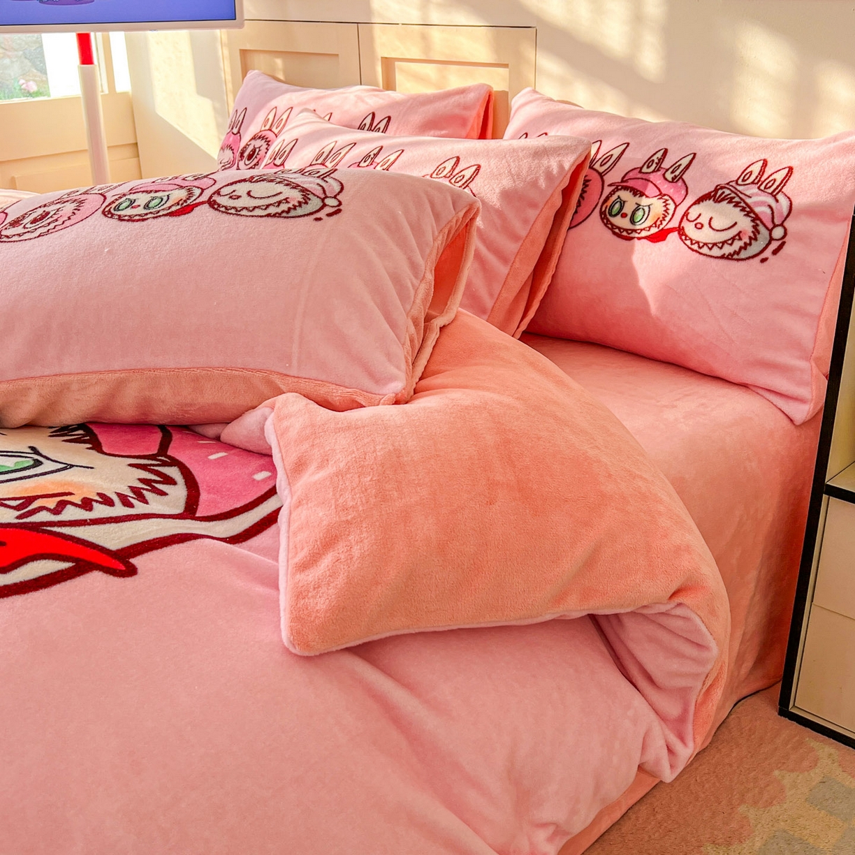 91家纺网 家纺一手货源 找家纺 浩诚 2025新款高克重牛奶绒大版卡通四件套系列 粉色布布