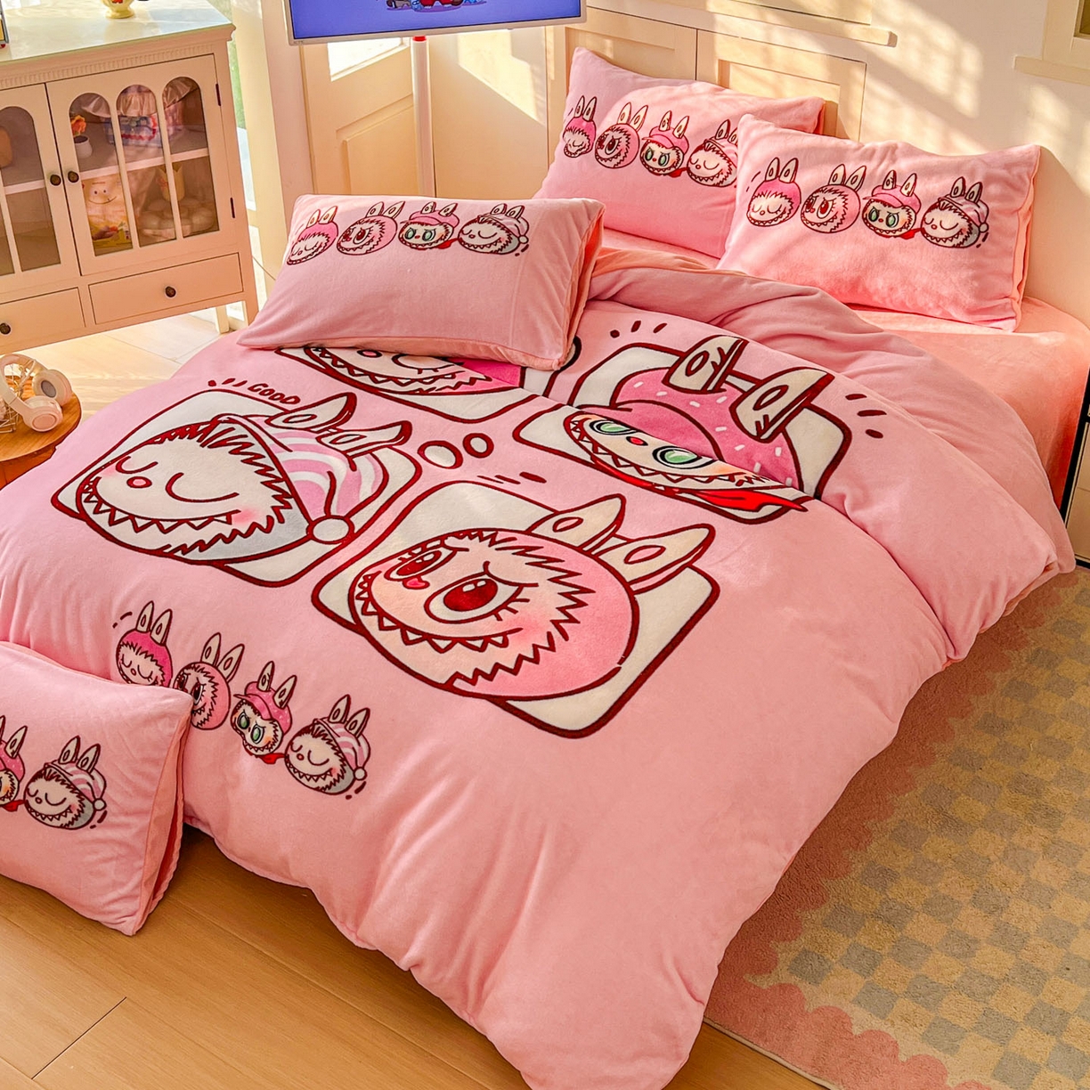 91家纺网 家纺一手货源 找家纺 浩诚 2025新款高克重牛奶绒大版卡通四件套系列 粉色布布