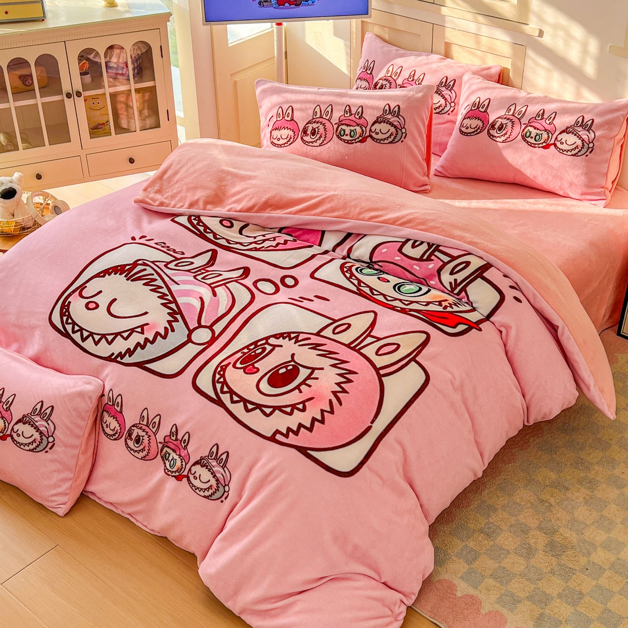 91家纺网 家纺一手货源 找家纺 浩诚 2025新款高克重牛奶绒大版卡通四件套系列 粉色布布