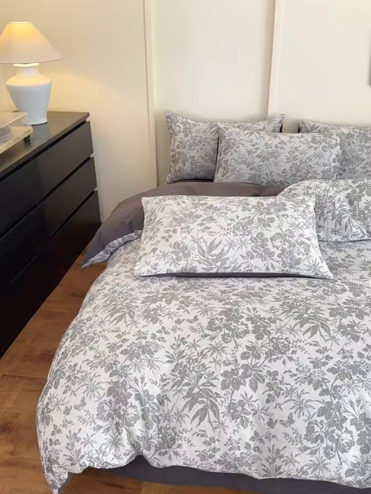 91家纺网 家纺一手货源 找家纺 小叮当家纺仓储工厂店 (买家秀 爆款花型 不断货)2025新款A类全棉纯棉加厚磨毛双层纱色织提花四件套 雪月灰