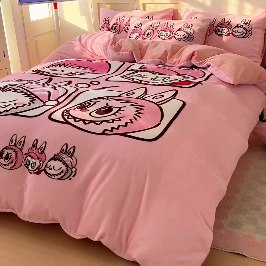 91家纺网 家纺一手货源 找家纺 浩诚 2025新款高克重牛奶绒大版卡通四件套系列 粉色布布