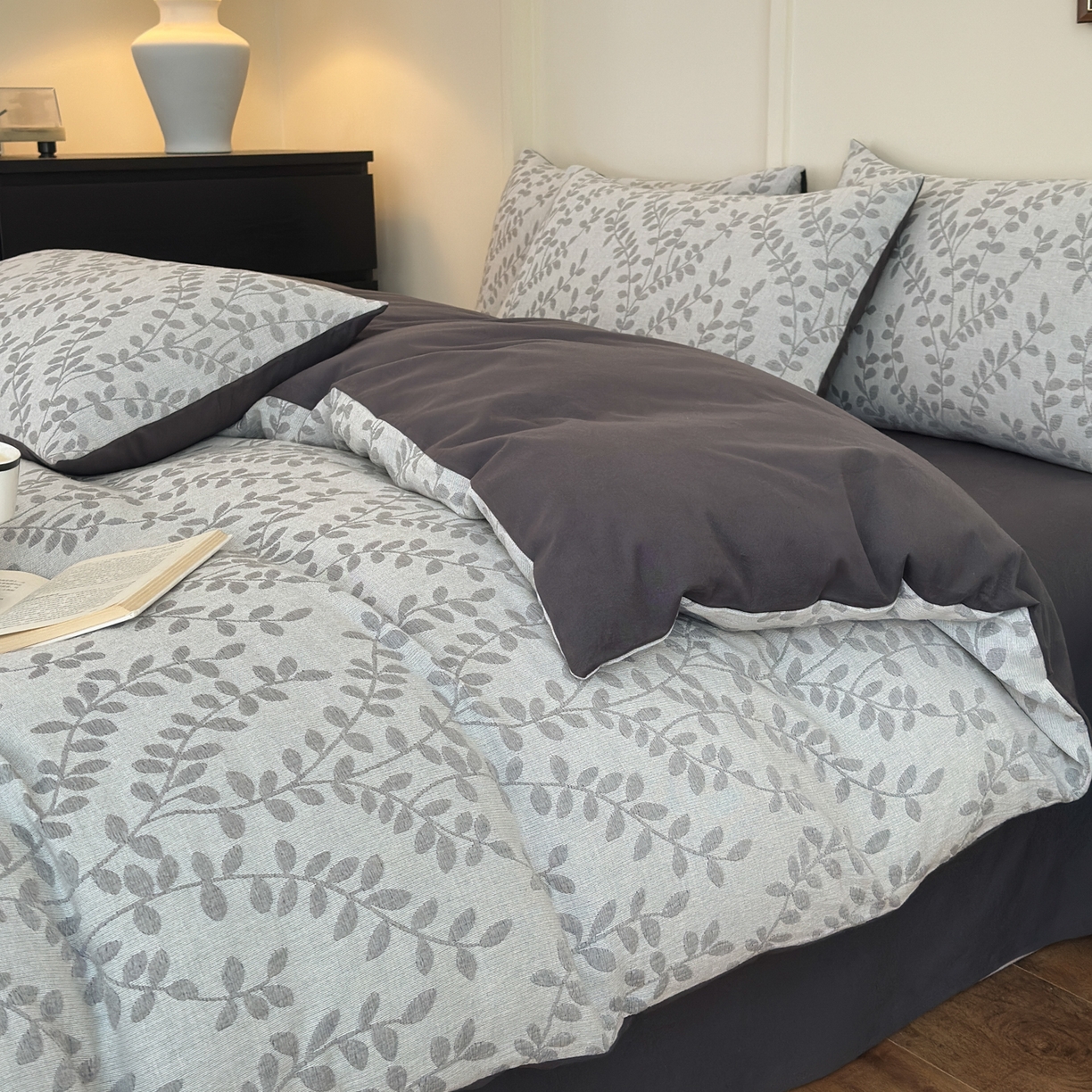 91家纺网 家纺一手货源 找家纺 小叮当家纺仓储工厂店 (买家秀 爆款花型 不断货)2025新款A类全棉纯棉加厚磨毛双层纱色织提花四件套 叶叶情深灰