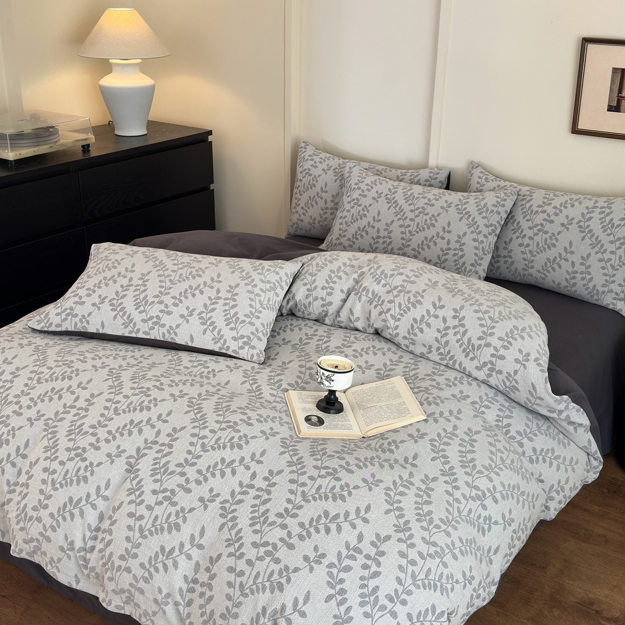 91家纺网 家纺一手货源 找家纺 小叮当家纺仓储工厂店 (买家秀 爆款花型 不断货)2025新款A类全棉纯棉加厚磨毛双层纱色织提花四件套 叶叶情深灰