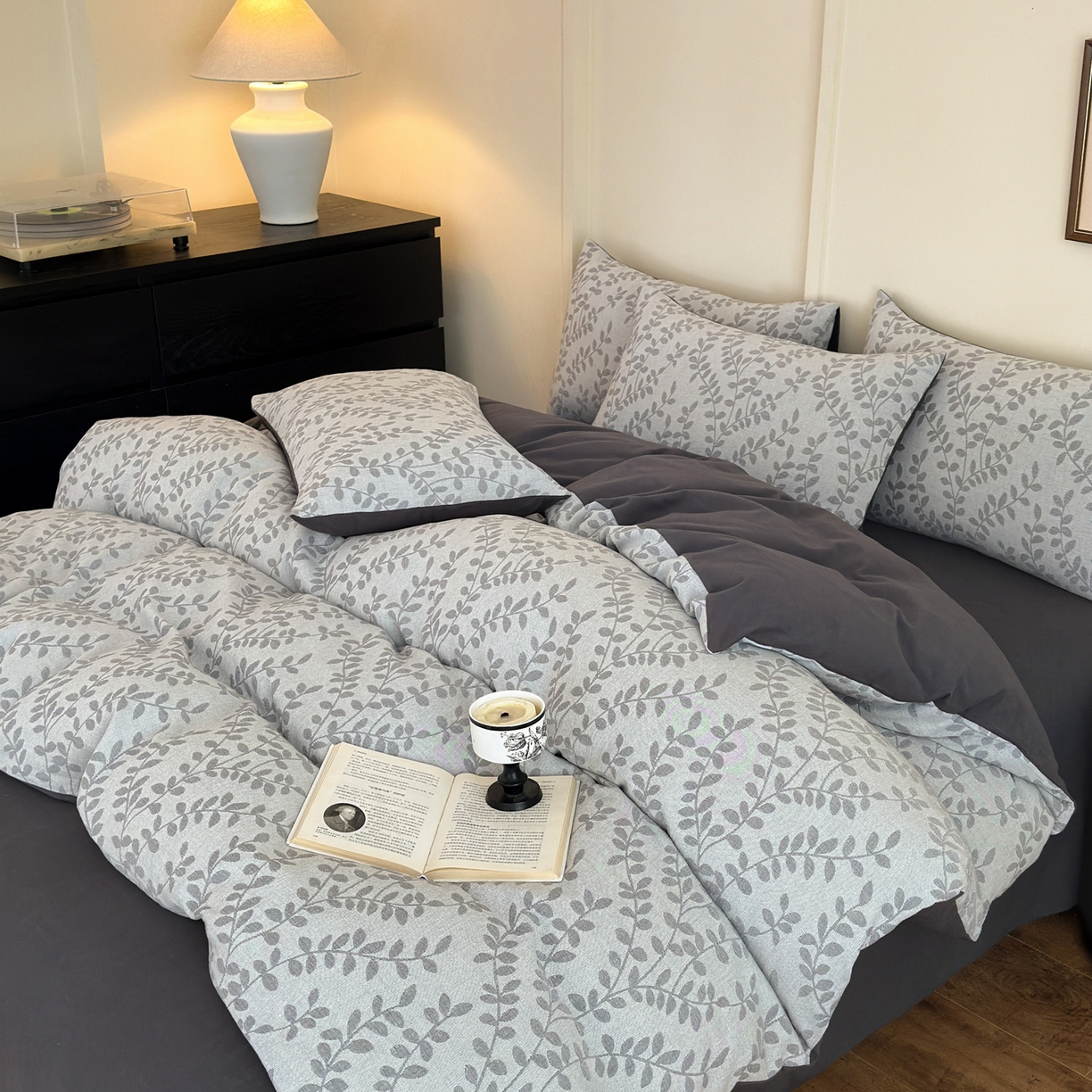 91家纺网 家纺一手货源 找家纺 小叮当家纺仓储工厂店 (买家秀 爆款花型 不断货)2025新款A类全棉纯棉加厚磨毛双层纱色织提花四件套 叶叶情深灰