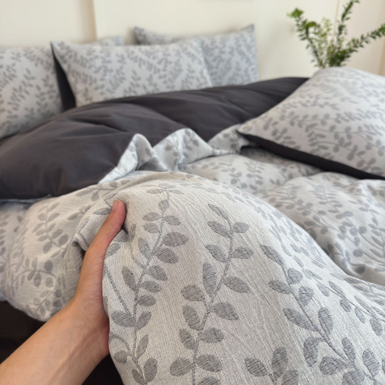 91家纺网 家纺一手货源 找家纺 小叮当家纺仓储工厂店 (买家秀 爆款花型 不断货)2025新款A类全棉纯棉加厚磨毛双层纱色织提花四件套 叶叶情深灰