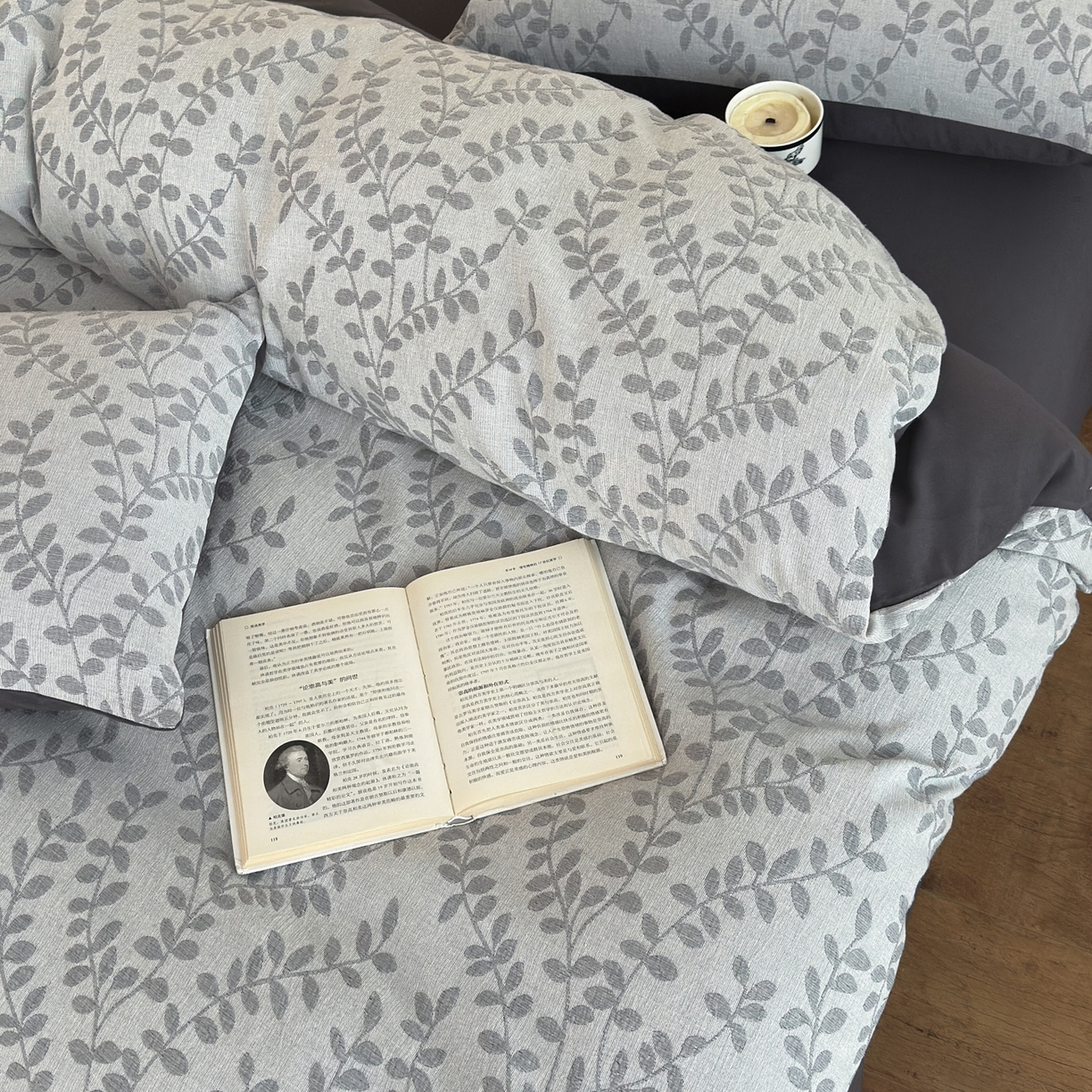 91家纺网 家纺一手货源 找家纺 小叮当家纺仓储工厂店 (买家秀 爆款花型 不断货)2025新款A类全棉纯棉加厚磨毛双层纱色织提花四件套 叶叶情深灰