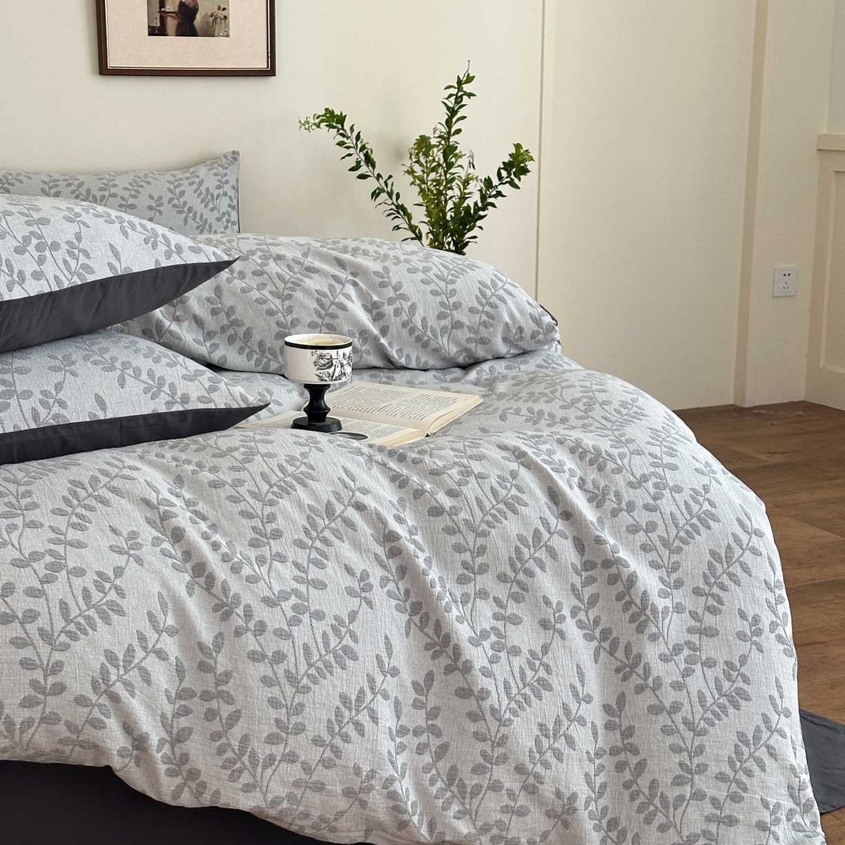 91家纺网 家纺一手货源 找家纺 小叮当家纺仓储工厂店 (买家秀 爆款花型 不断货)2025新款A类全棉纯棉加厚磨毛双层纱色织提花四件套 叶叶情深灰