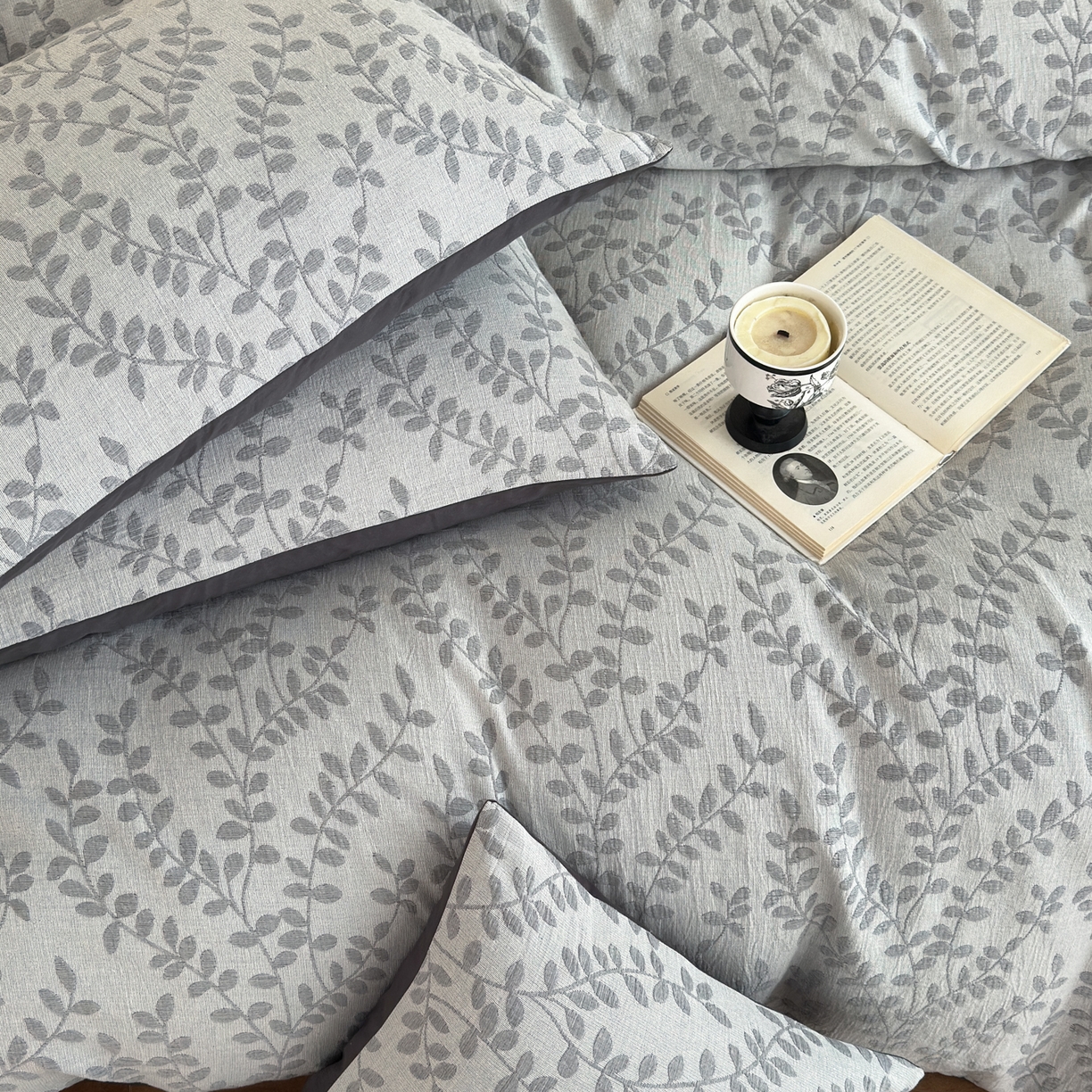 91家纺网 家纺一手货源 找家纺 小叮当家纺仓储工厂店 (买家秀 爆款花型 不断货)2025新款A类全棉纯棉加厚磨毛双层纱色织提花四件套 叶叶情深灰