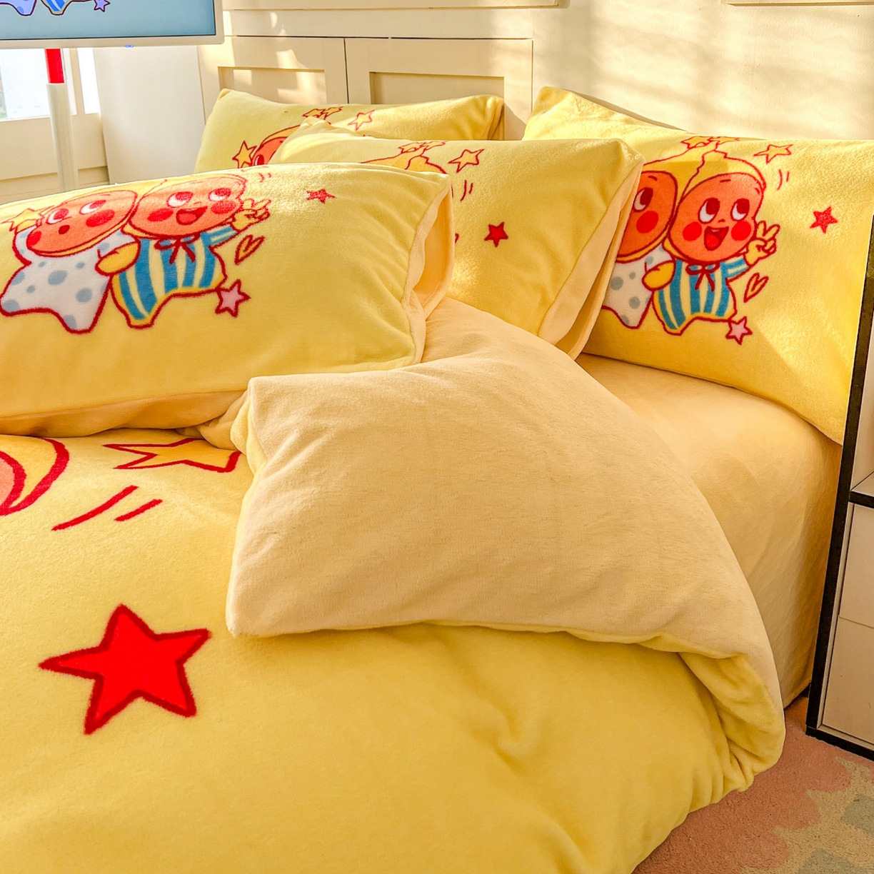 91家纺网 家纺一手货源 找家纺 浩诚 2025新款高克重牛奶绒大版卡通四件套系列 小星仔