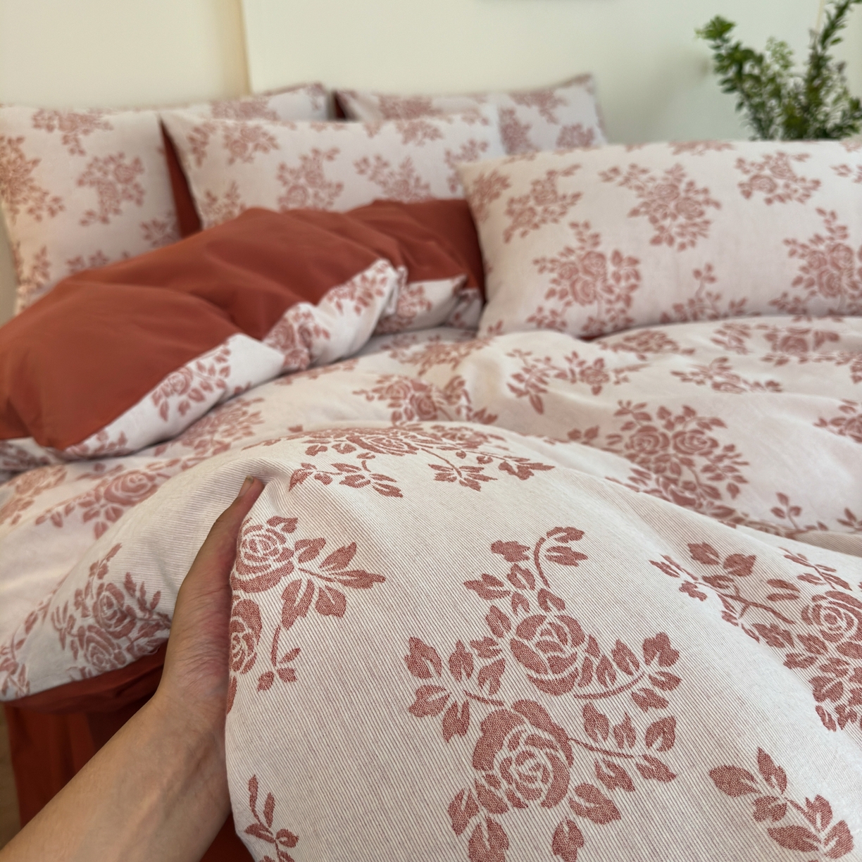 91家纺网 家纺一手货源 找家纺 小叮当家纺仓储工厂店 (买家秀 爆款花型 不断货)2025新款A类全棉纯棉加厚磨毛双层纱色织提花四件套 长夏桔咖