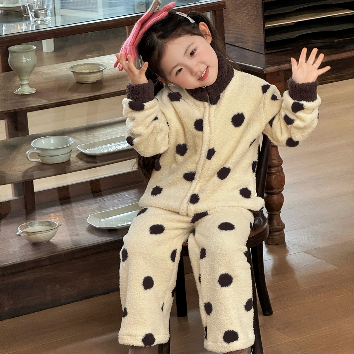 91家纺网 家纺一手货源 找家纺 妍景家居生活馆 2025新款儿童半边绒拉链款套装 大圆点深咖