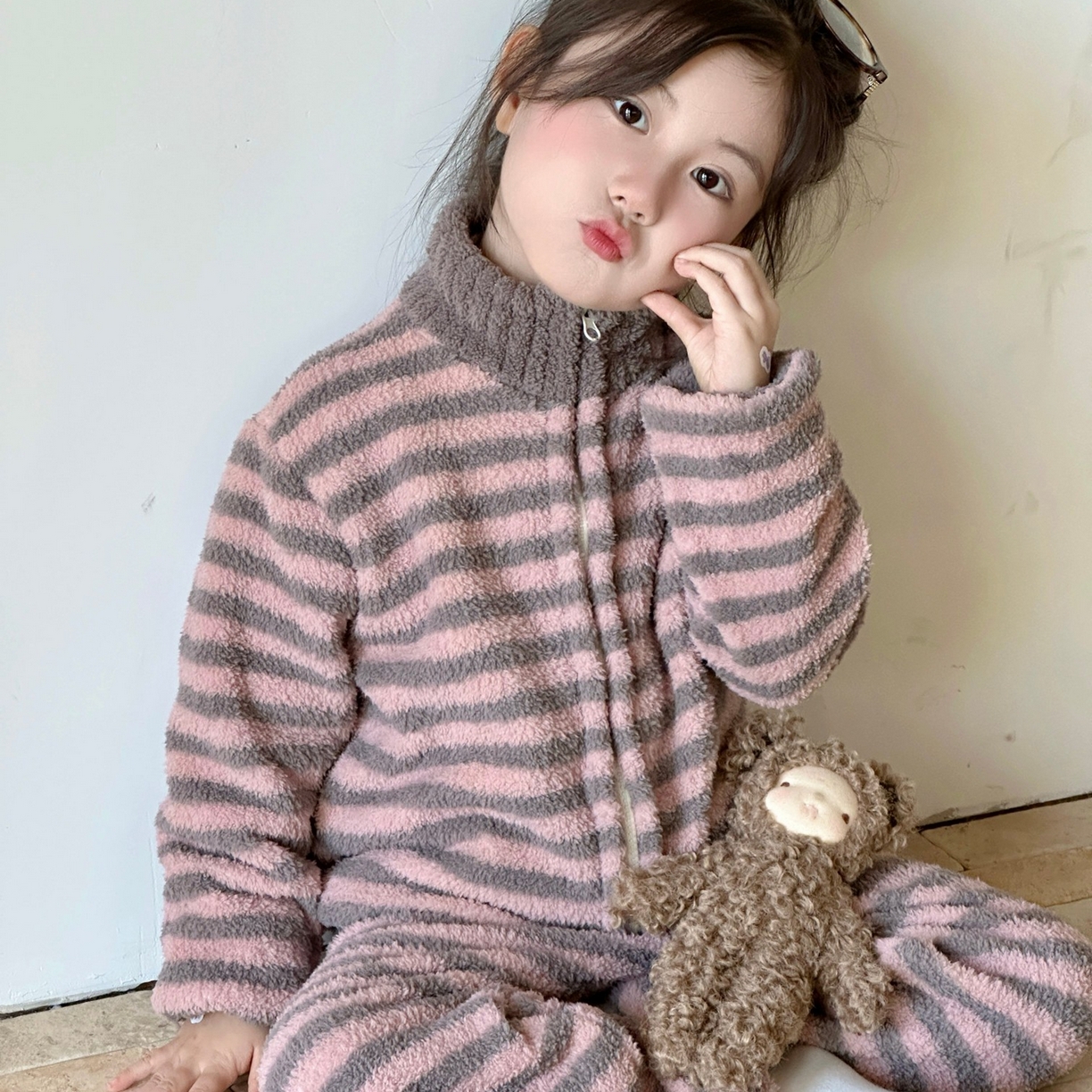 91家纺网 家纺一手货源 找家纺 妍景家居生活馆 2025新款儿童半边绒拉链款套装 粉棕条纹