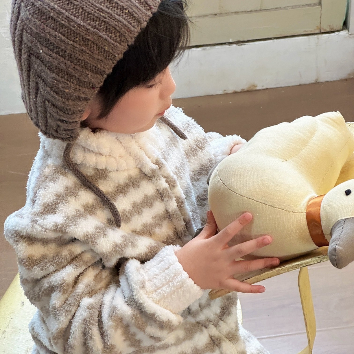 91家纺网 家纺一手货源 找家纺 妍景家居生活馆 2025新款儿童半边绒拉链款套装 灰白条纹