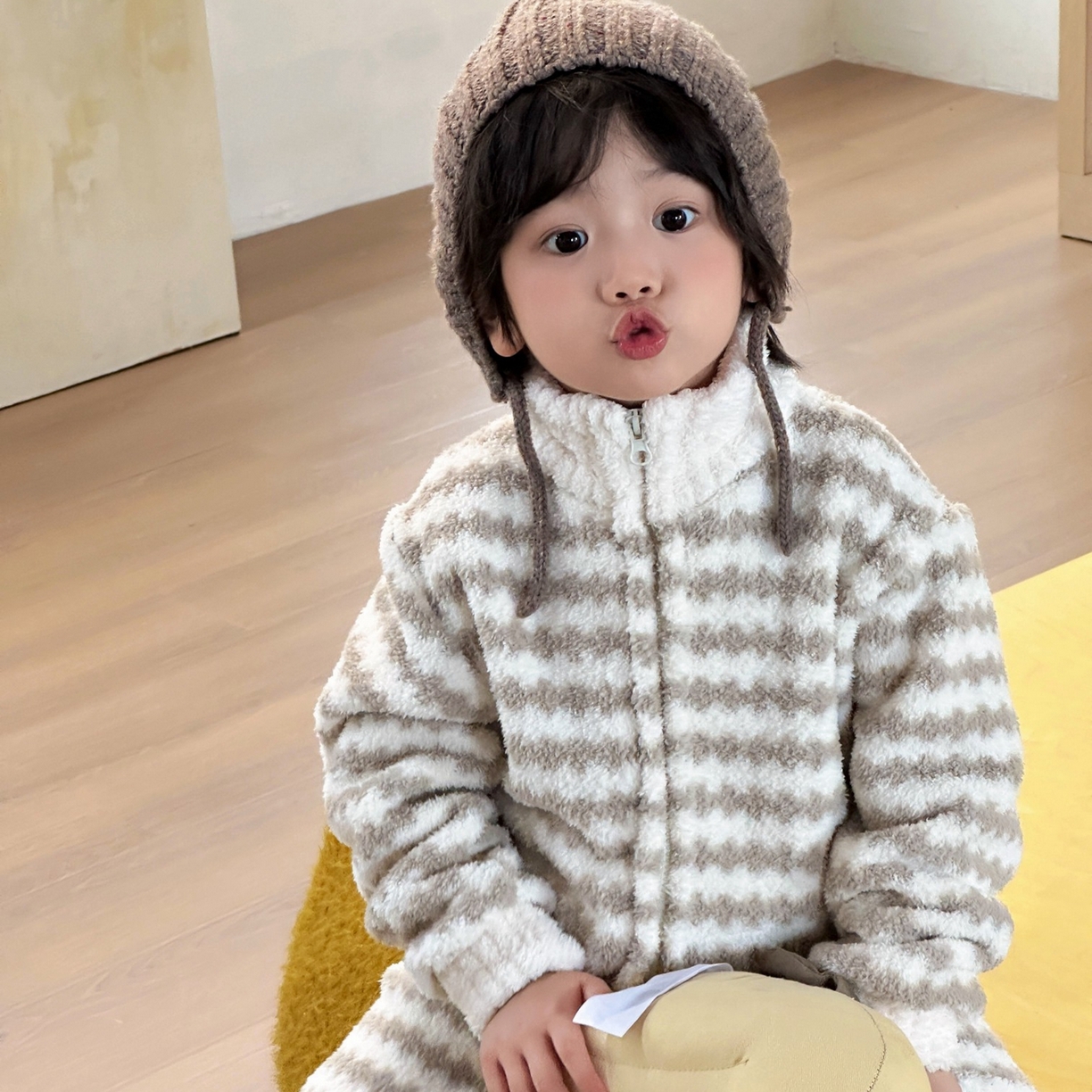 91家纺网 家纺一手货源 找家纺 妍景家居生活馆 2025新款儿童半边绒拉链款套装 灰白条纹