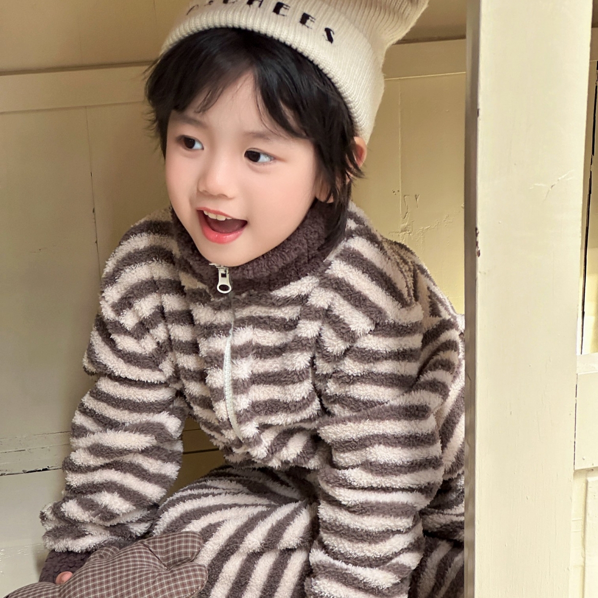 91家纺网 家纺一手货源 找家纺 妍景家居生活馆 2025新款儿童半边绒拉链款套装 咖色条纹