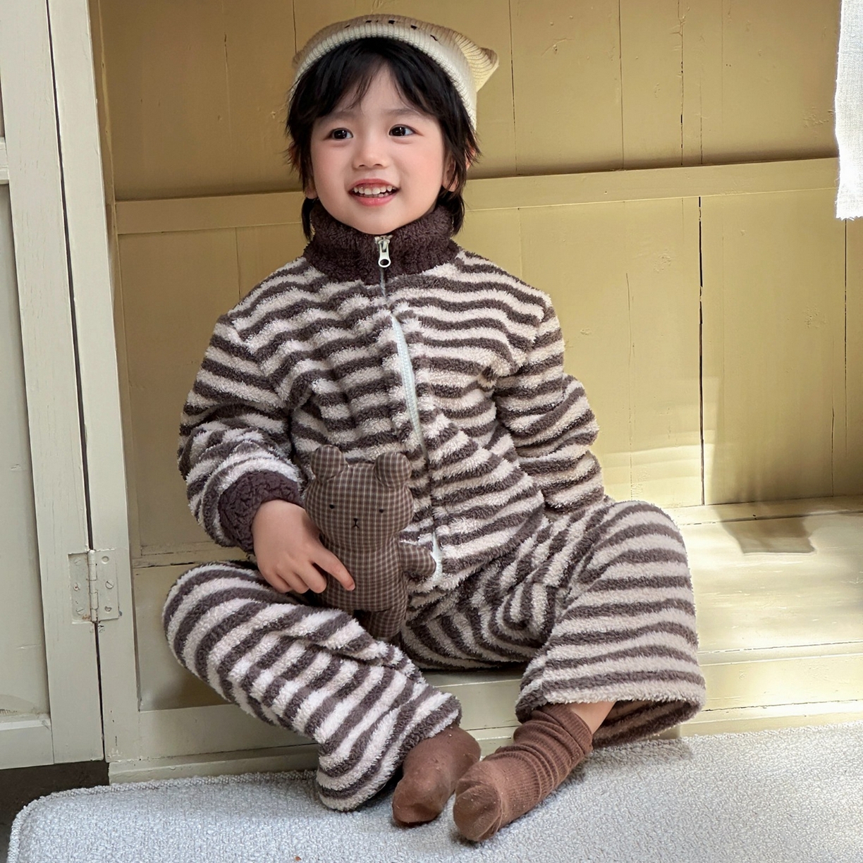 91家纺网 家纺一手货源 找家纺 妍景家居生活馆 2025新款儿童半边绒拉链款套装 咖色条纹