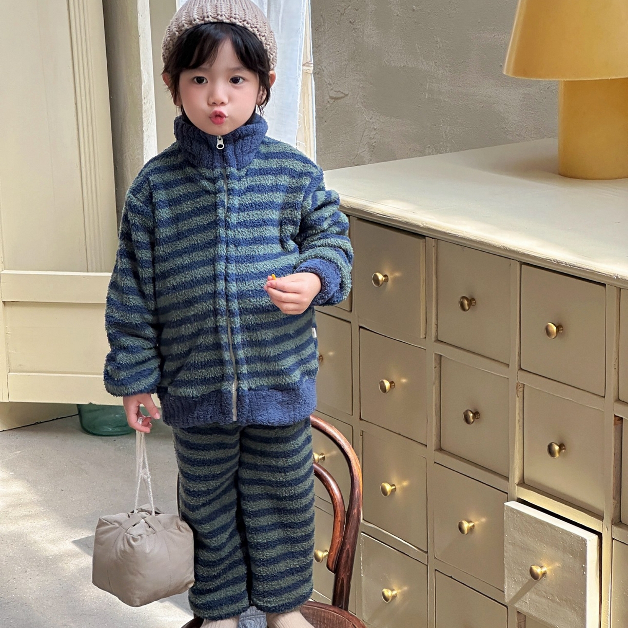 91家纺网 家纺一手货源 找家纺 妍景家居生活馆 2025新款儿童半边绒拉链款套装 蓝绿条纹