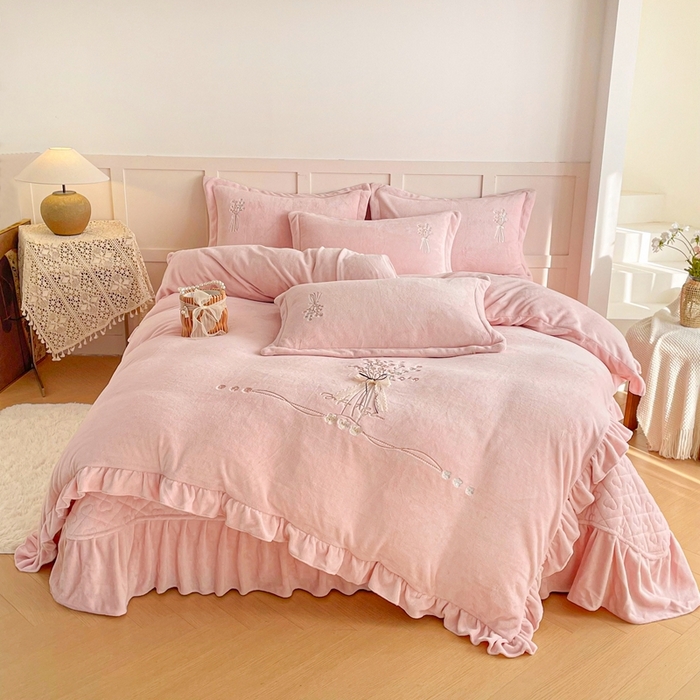 91家纺网 家纺一手货源 找家纺 （总）金绣美居 2025新款加厚牛奶绒韩版床盖款绣花手工花保暖四件套-白茶