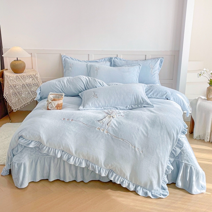 91家纺网 家纺一手货源 找家纺 （总）金绣美居 2025新款加厚牛奶绒韩版床盖款绣花手工花保暖四件套-白茶